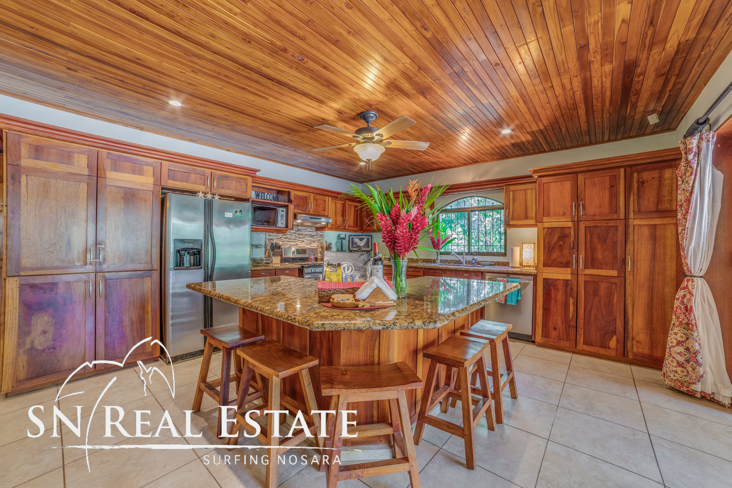 50 metros oeste de cafe de paris