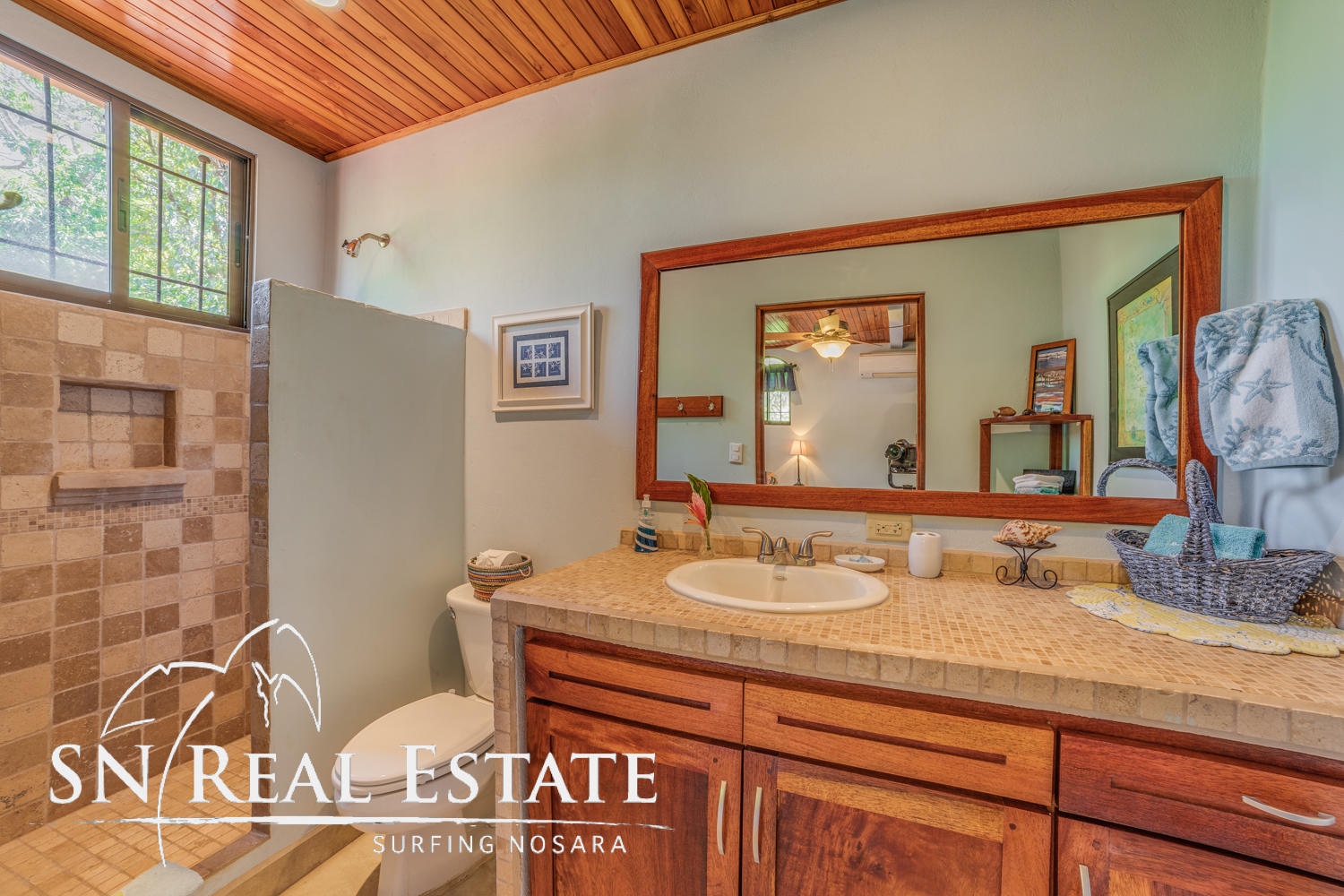 50 metros oeste de cafe de paris