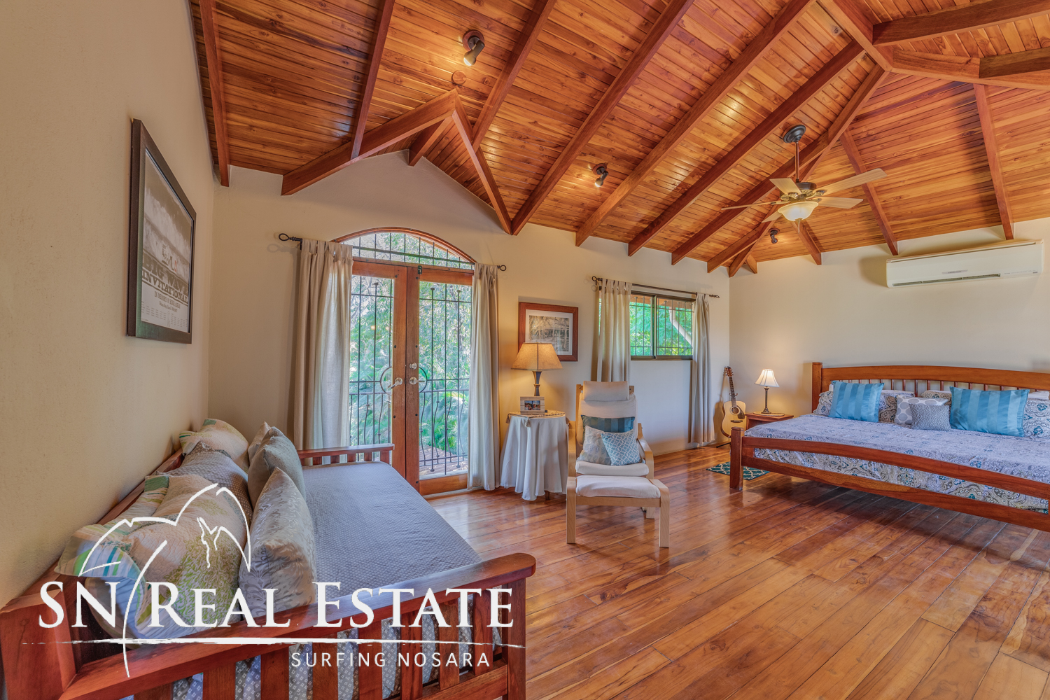 50 metros oeste de cafe de paris