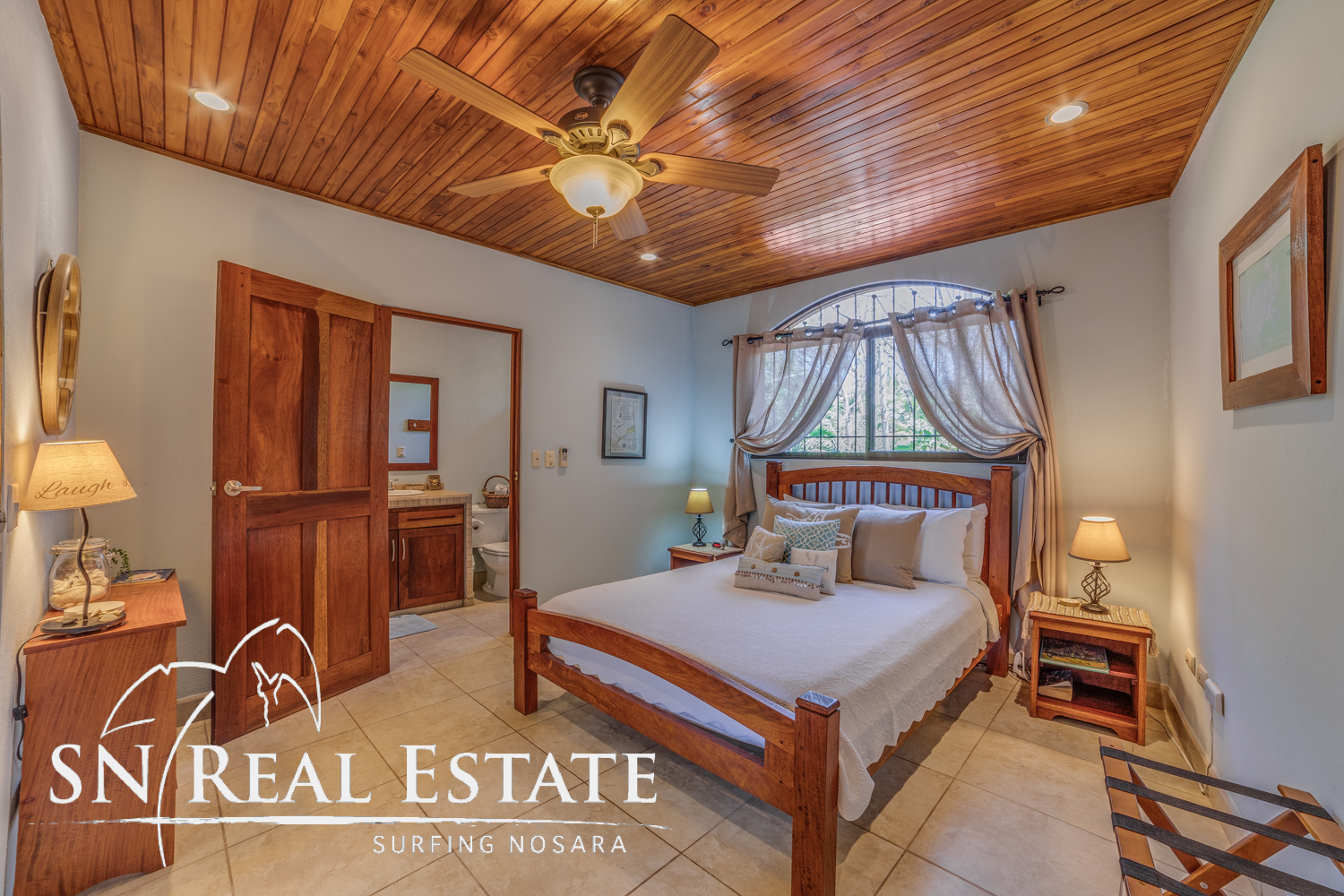 50 metros oeste de cafe de paris