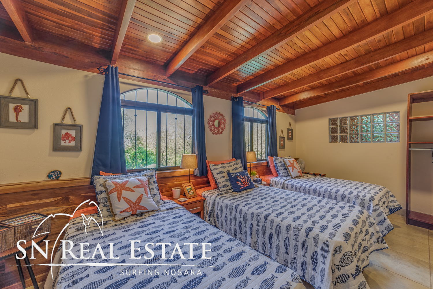 50 metros oeste de cafe de paris