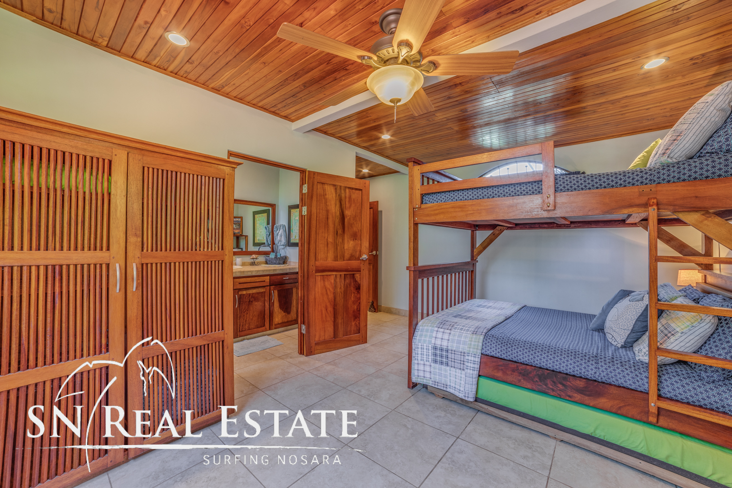 50 metros oeste de cafe de paris