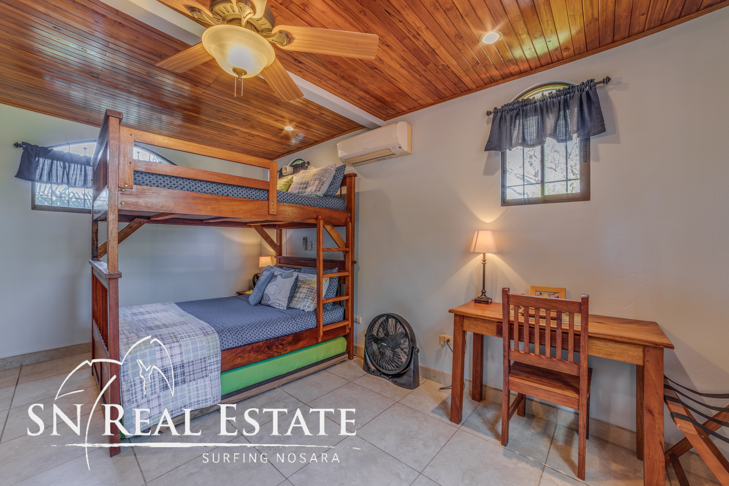 50 metros oeste de cafe de paris