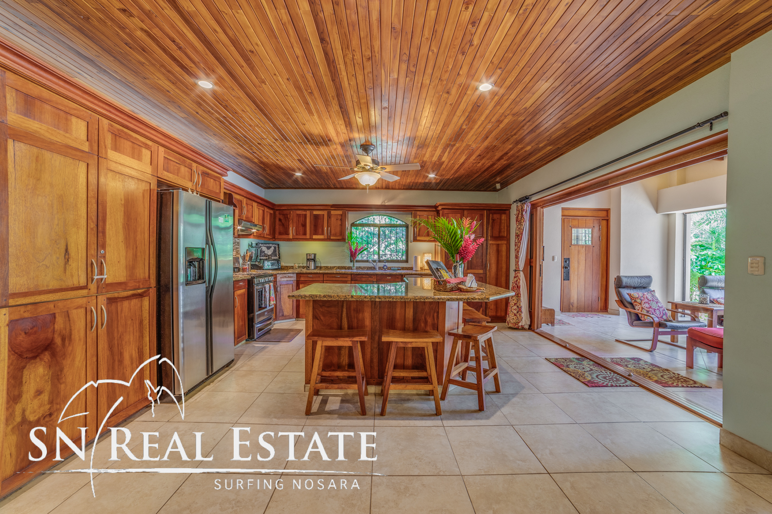 50 metros oeste de cafe de paris