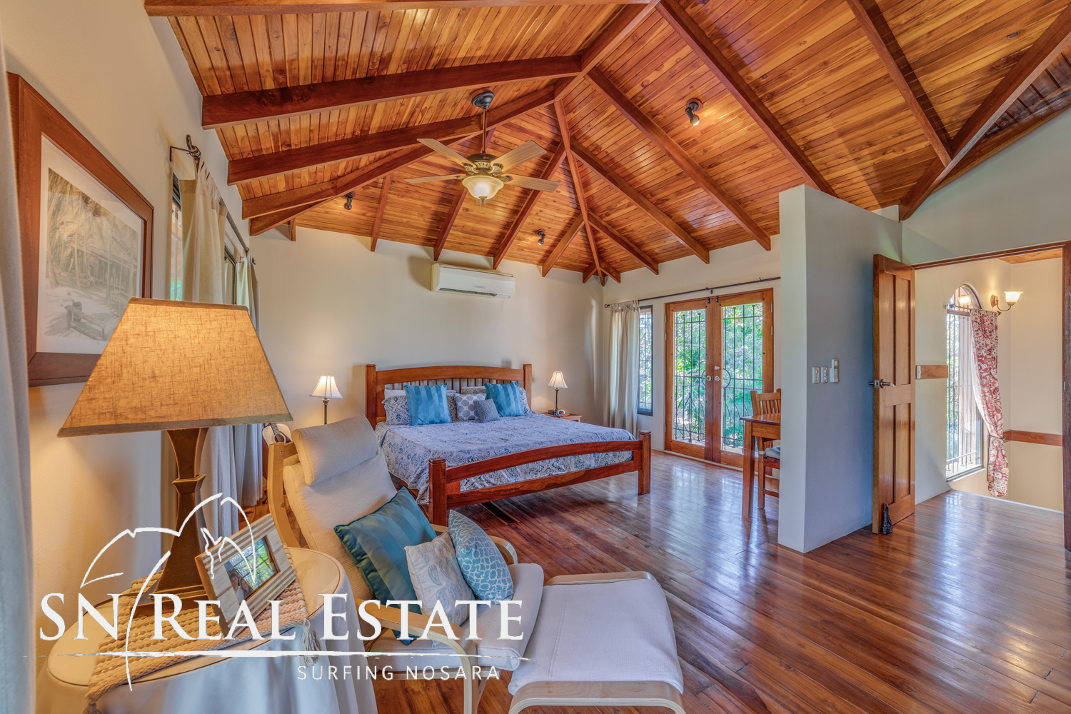 50 metros oeste de cafe de paris