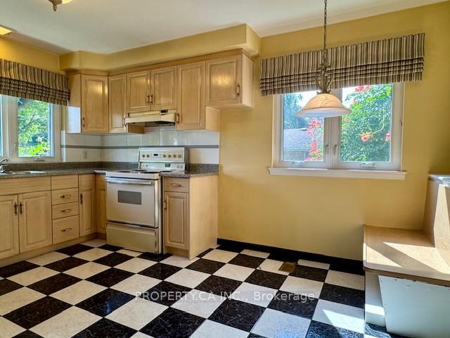 33 Pitcairn Crescent