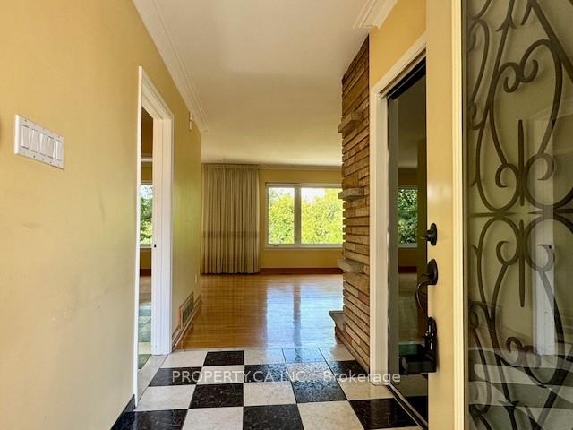 33 Pitcairn Crescent