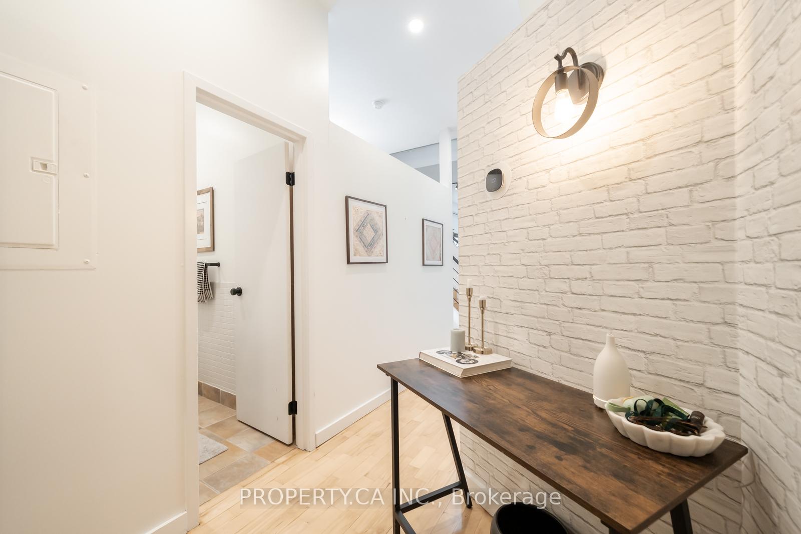 287 Richmond Street E Ph301