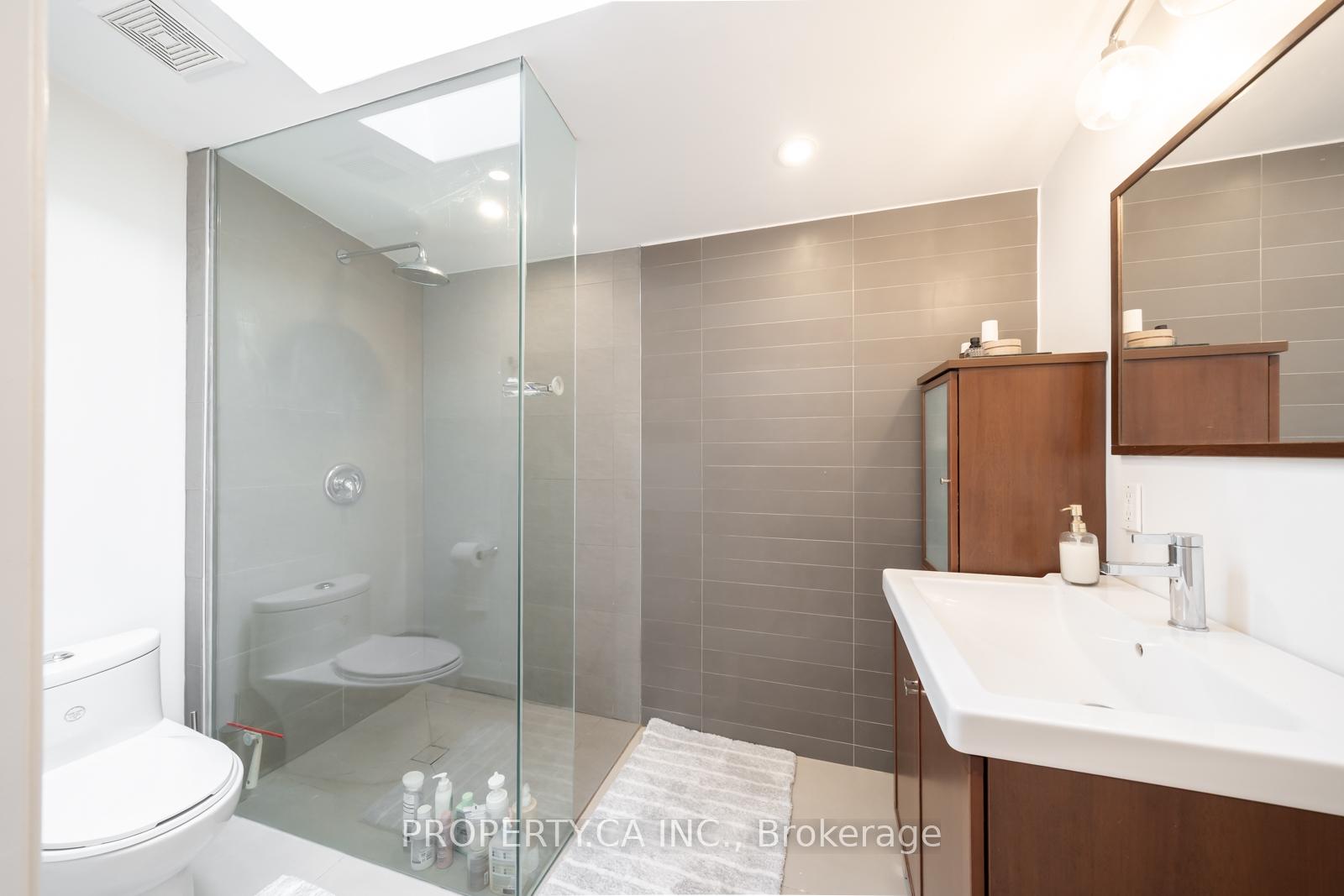 287 Richmond Street E Ph301