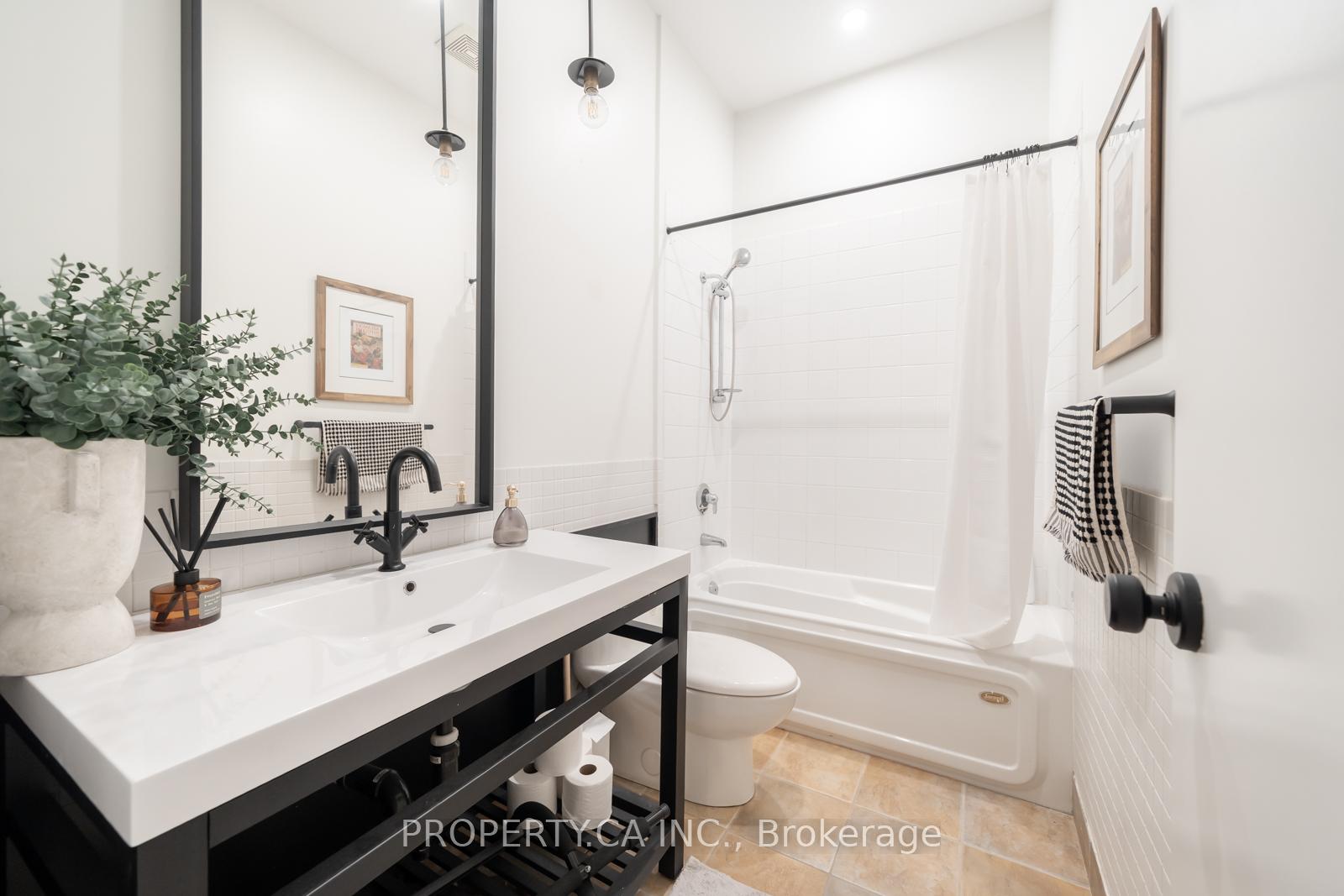 287 Richmond Street E Ph301