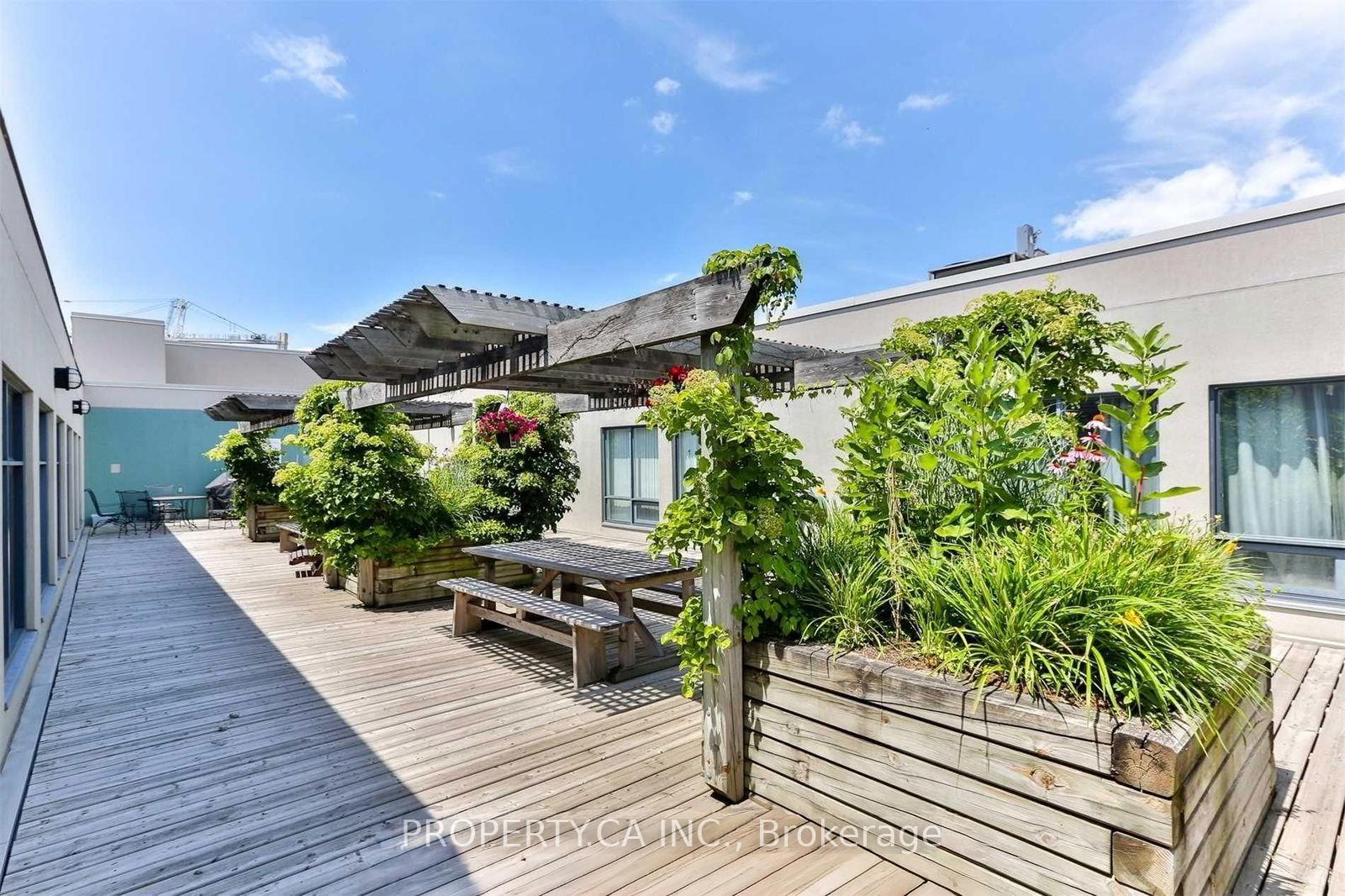 993 Queen Street W 409