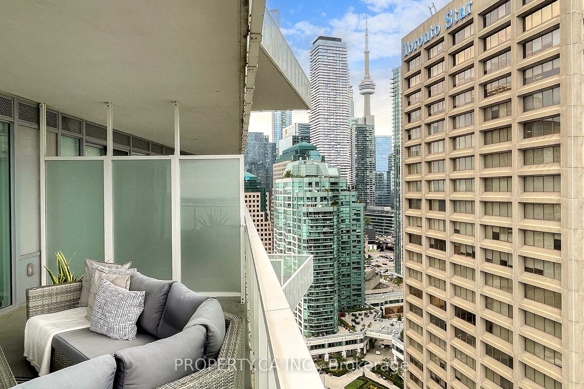 15 Queens Quay E 2209