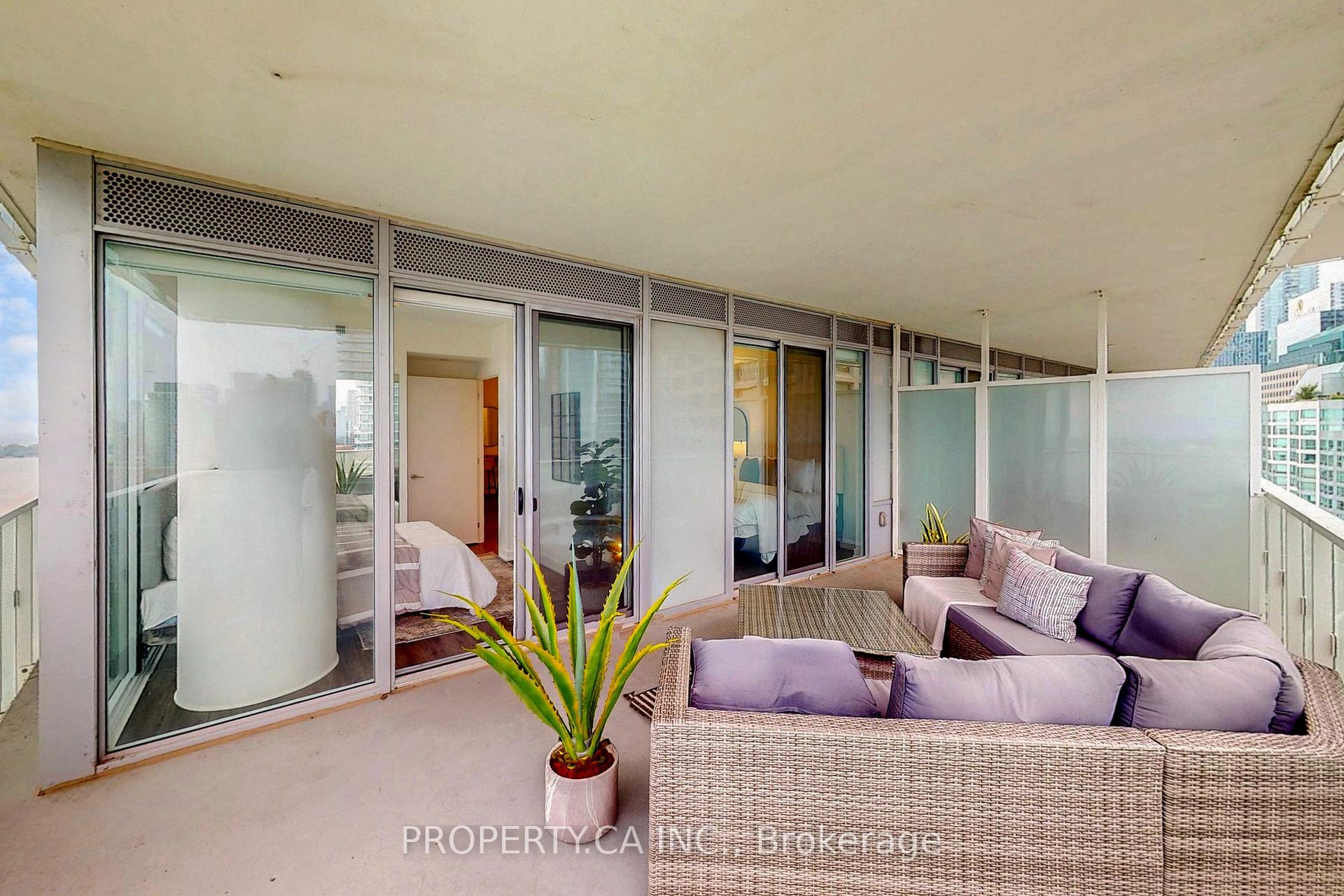 15 Queens Quay E 2209