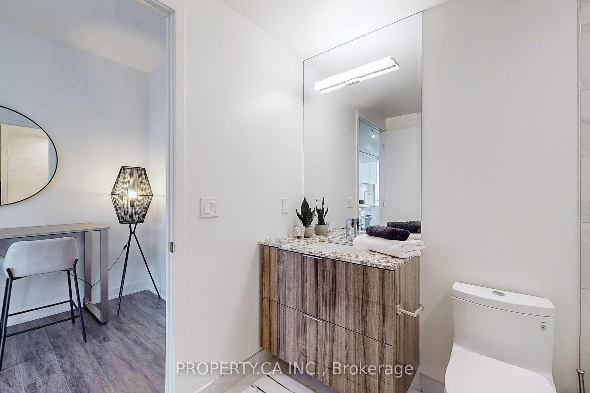 15 Queens Quay E 2209