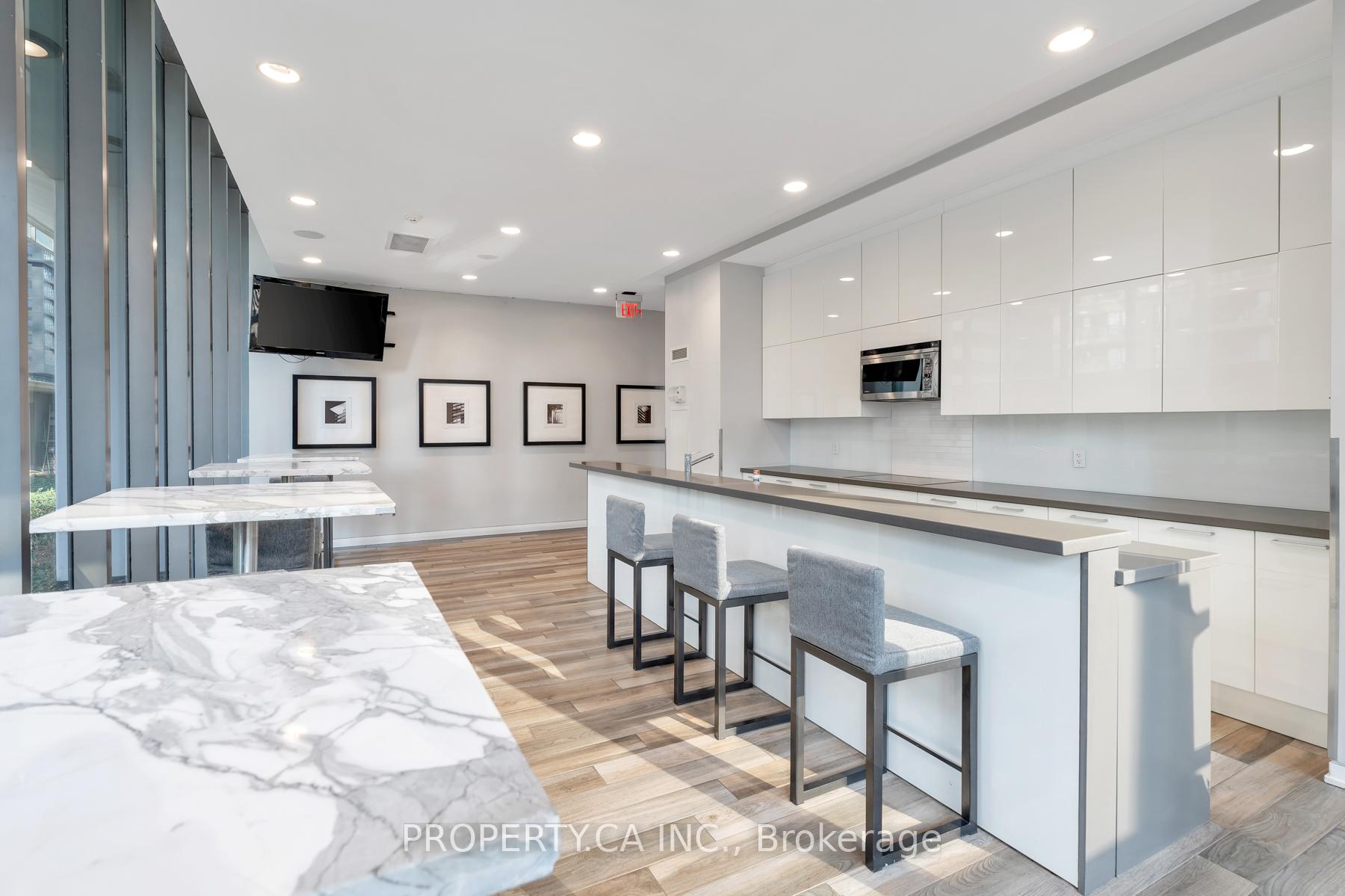 33 Charles Street E 3606