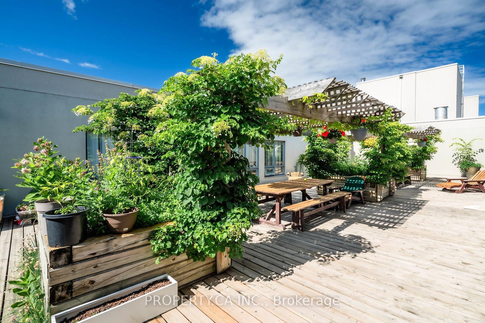 993 Queen Street W 409