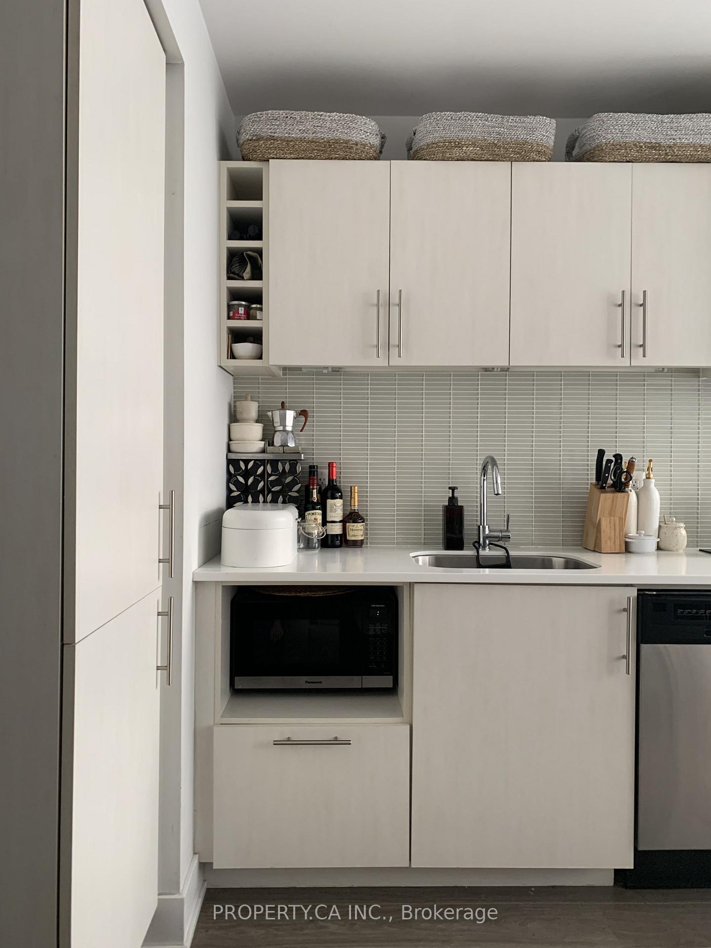 508 Wellington Street W 405