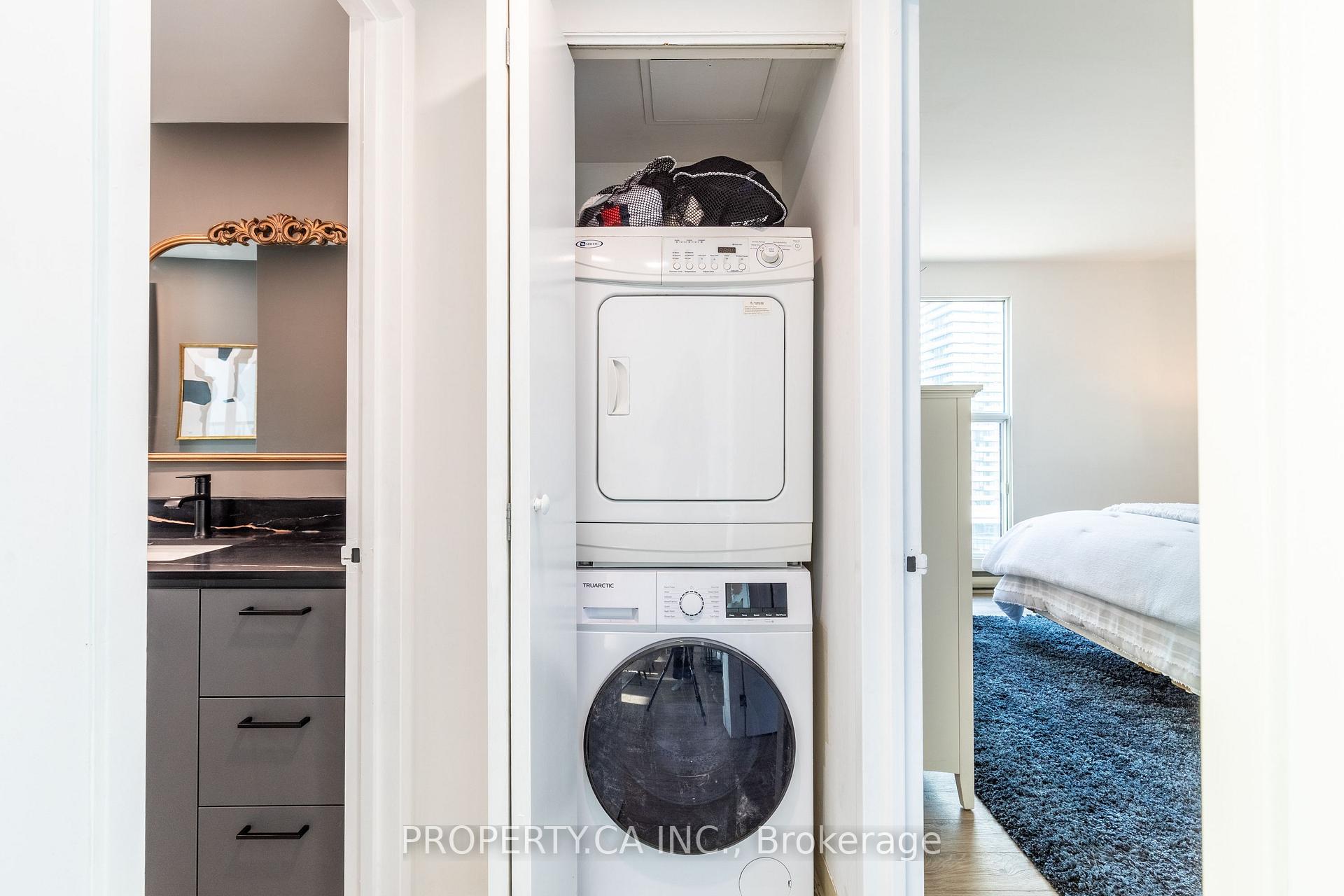 77 Harbour Square 2212