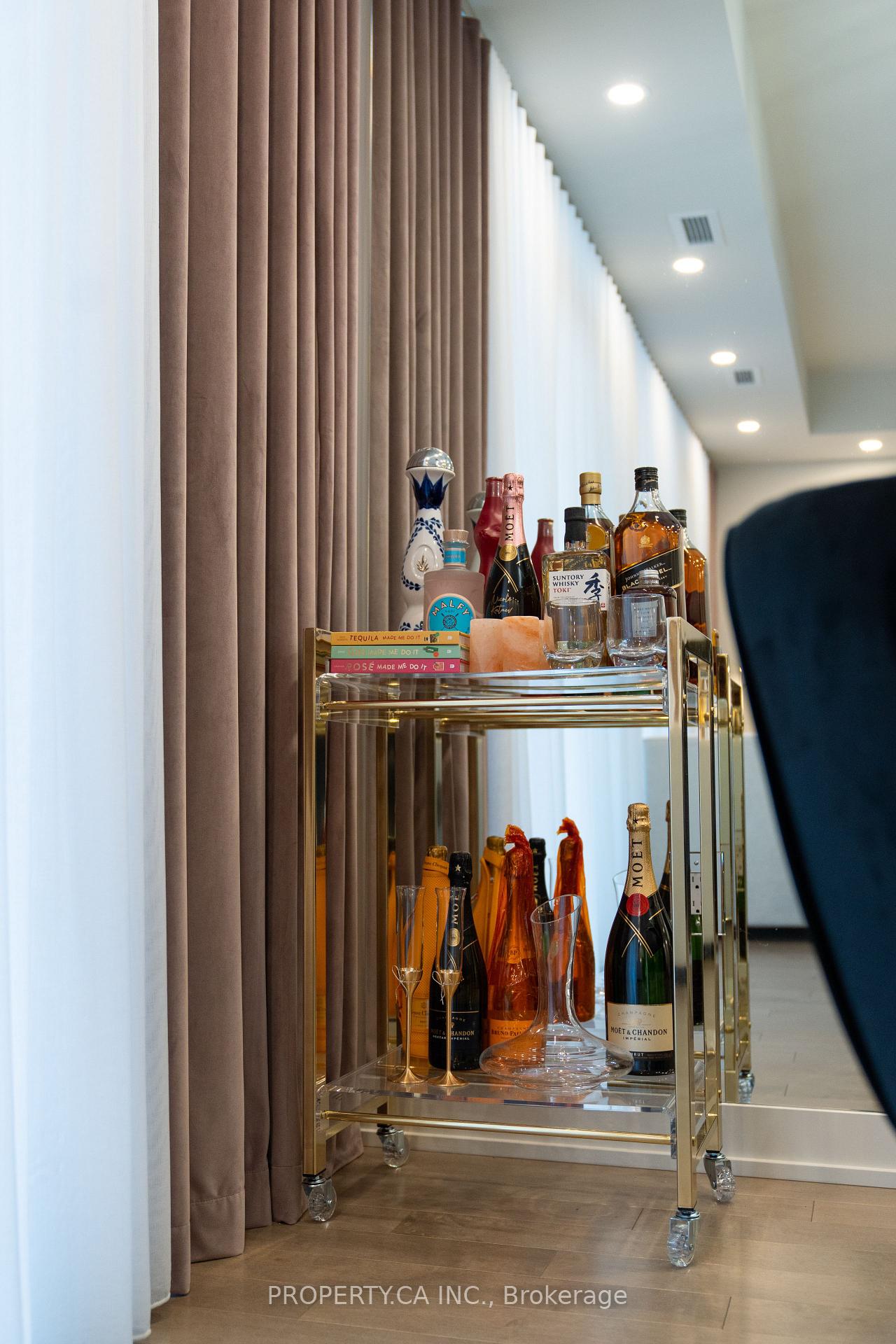 330 Richmond Street W 618