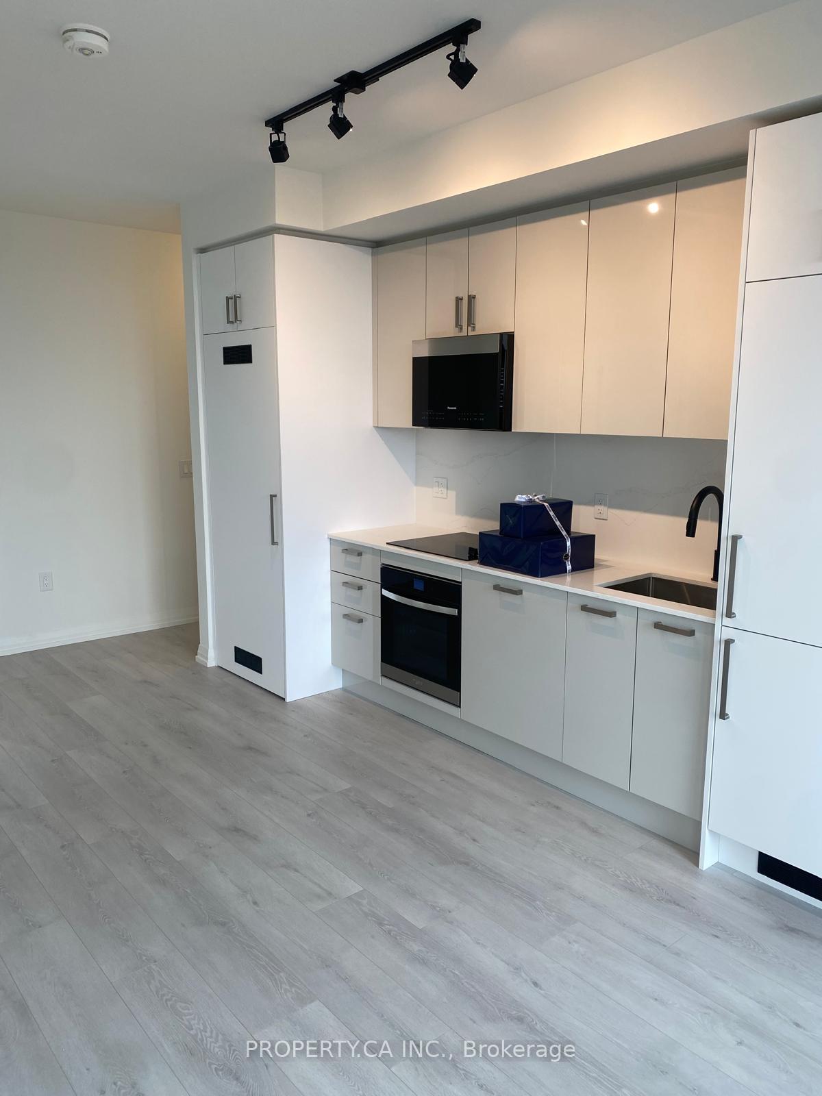 292 Dundas Street W 413