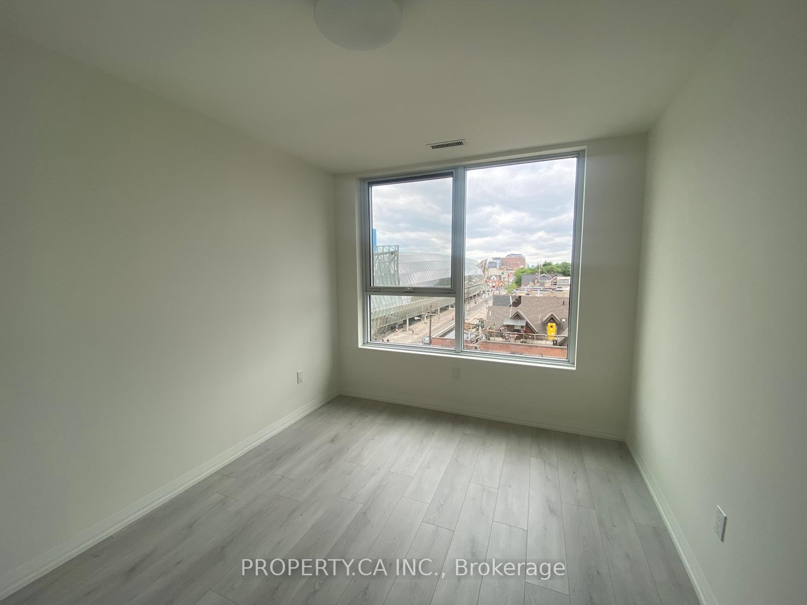 292 Dundas Street W 413