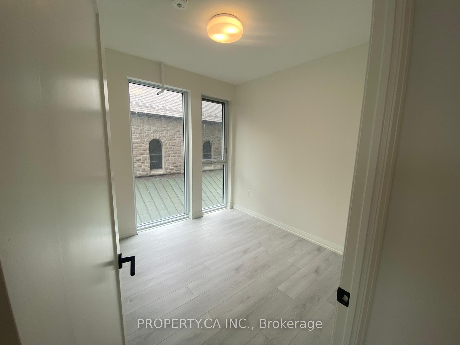 292 Dundas Street W 413