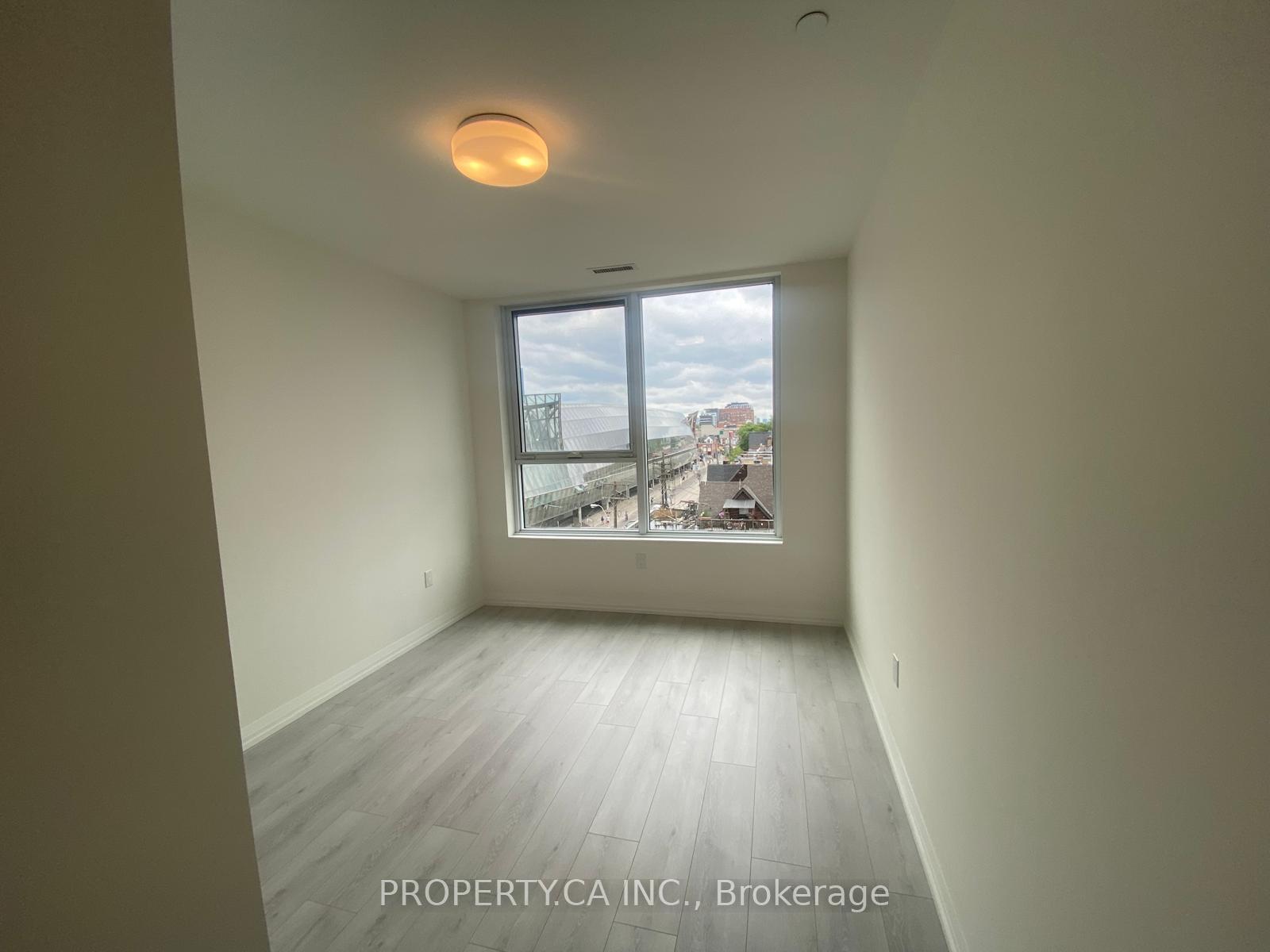292 Dundas Street W 413