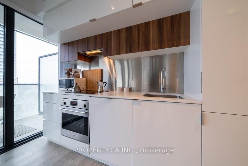 185 Roehampton Avenue 1303