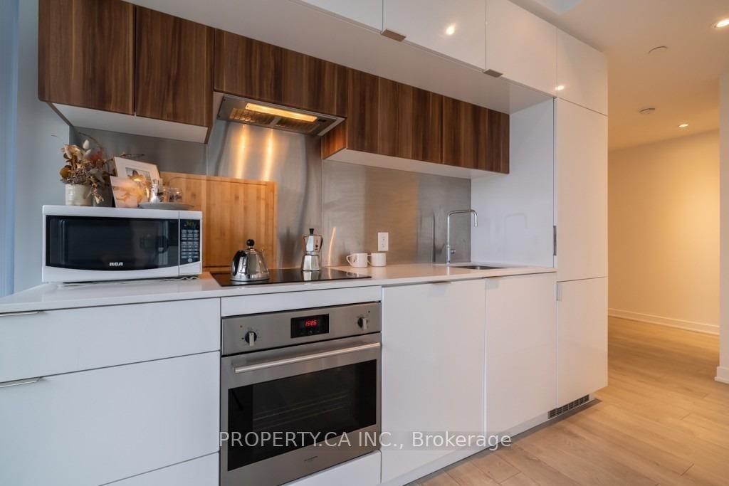 185 Roehampton Avenue 1303