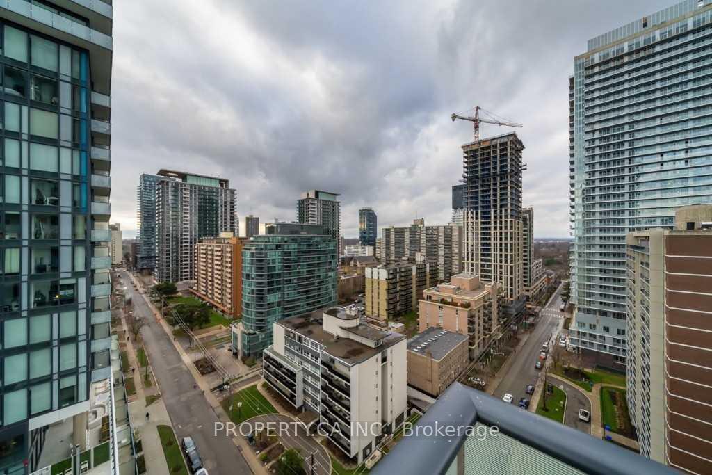 185 Roehampton Avenue 1303