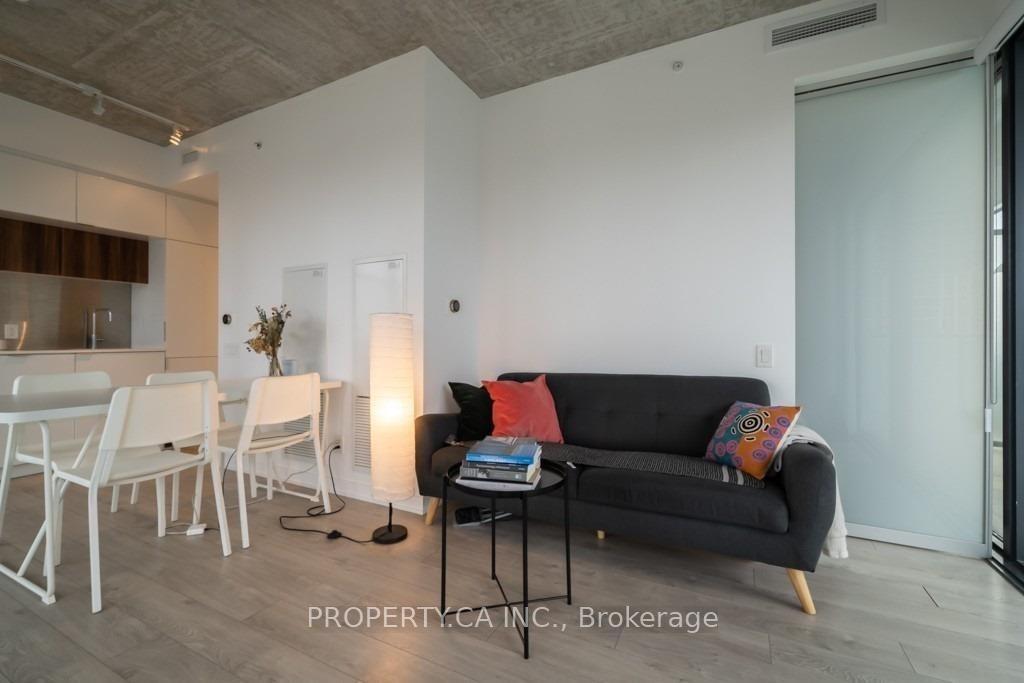 185 Roehampton Avenue 1303
