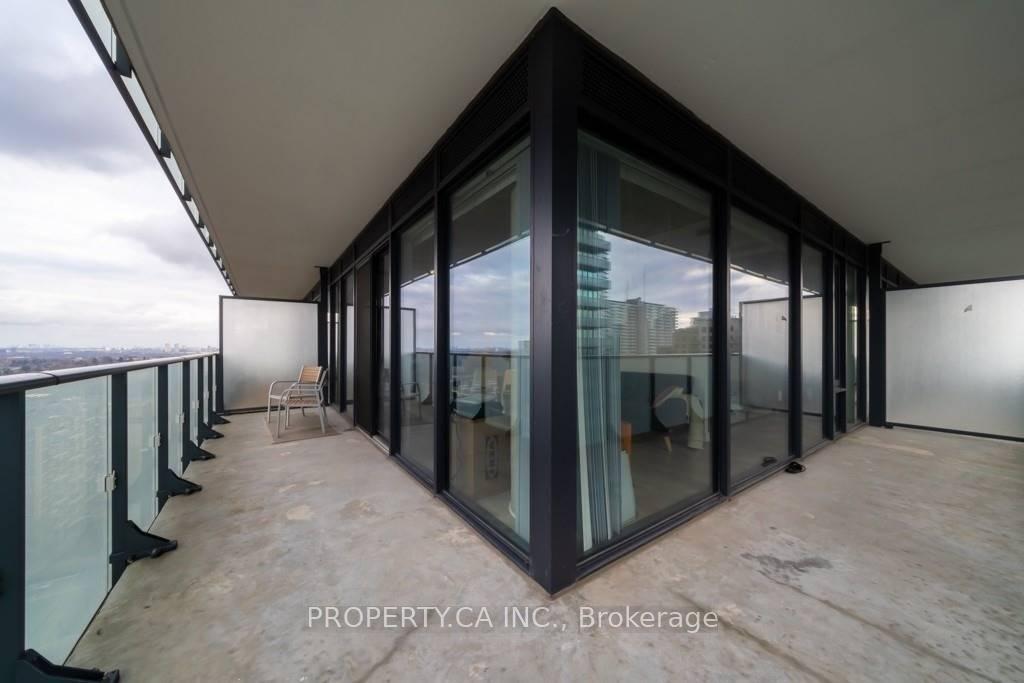 185 Roehampton Avenue 1303