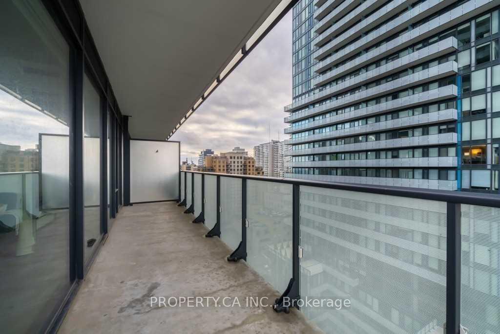 185 Roehampton Avenue 1303