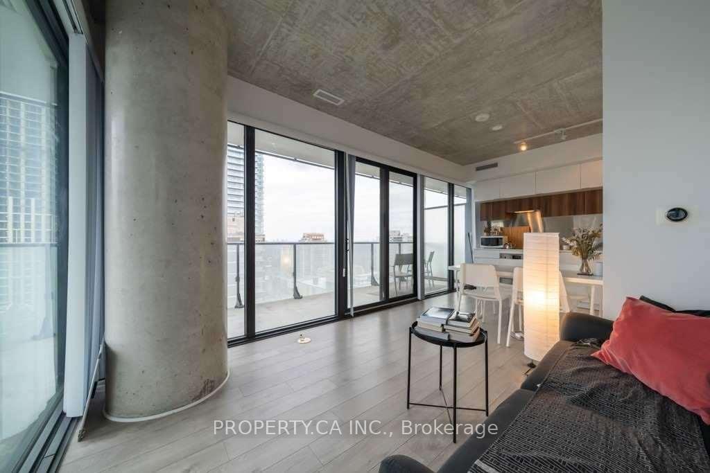 185 Roehampton Avenue 1303