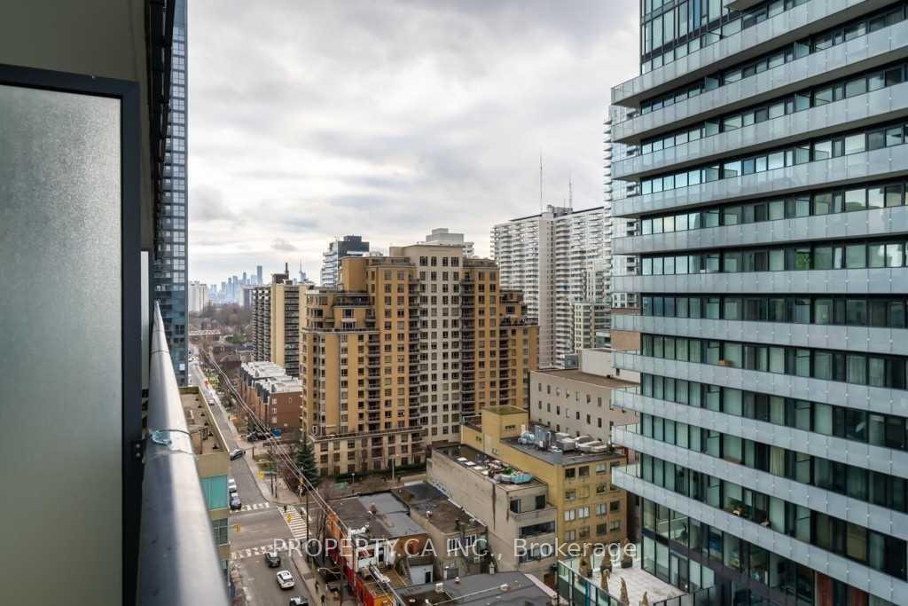 185 Roehampton Avenue 1303
