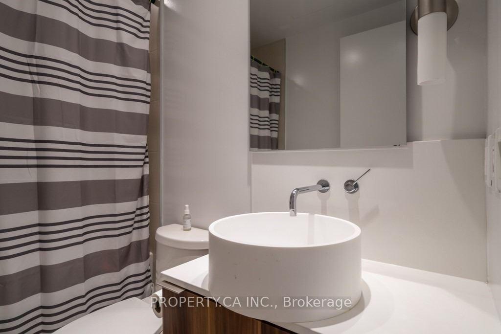 185 Roehampton Avenue 1303