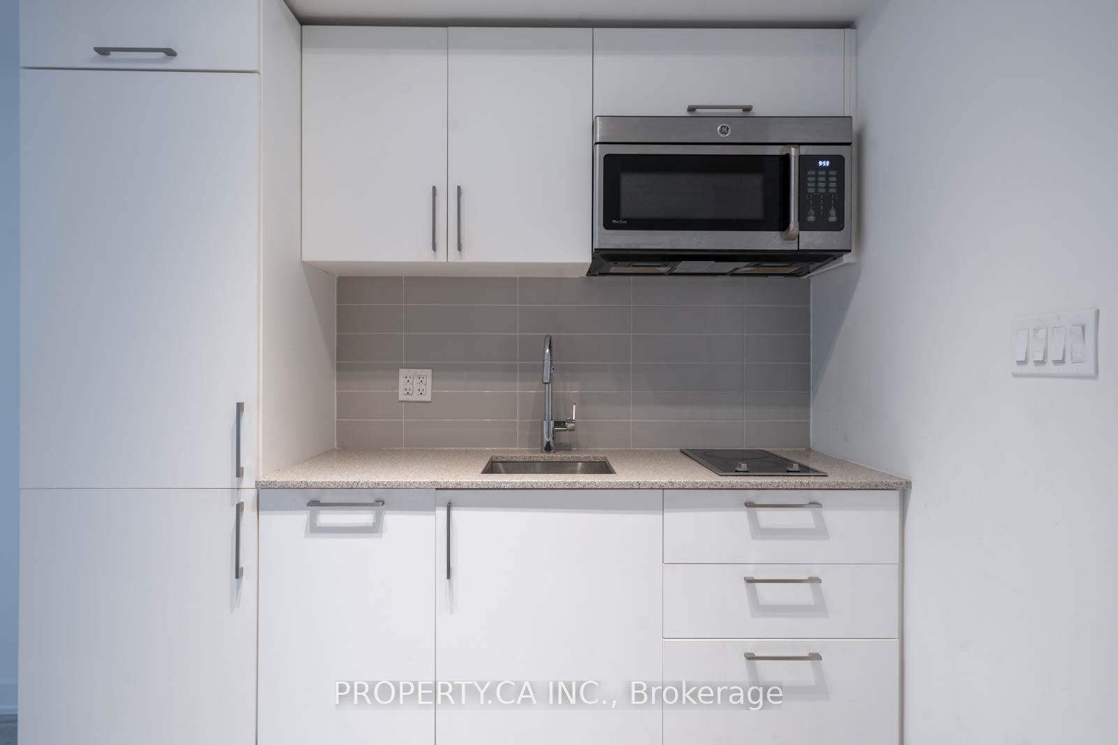 576 Front Street W 319E