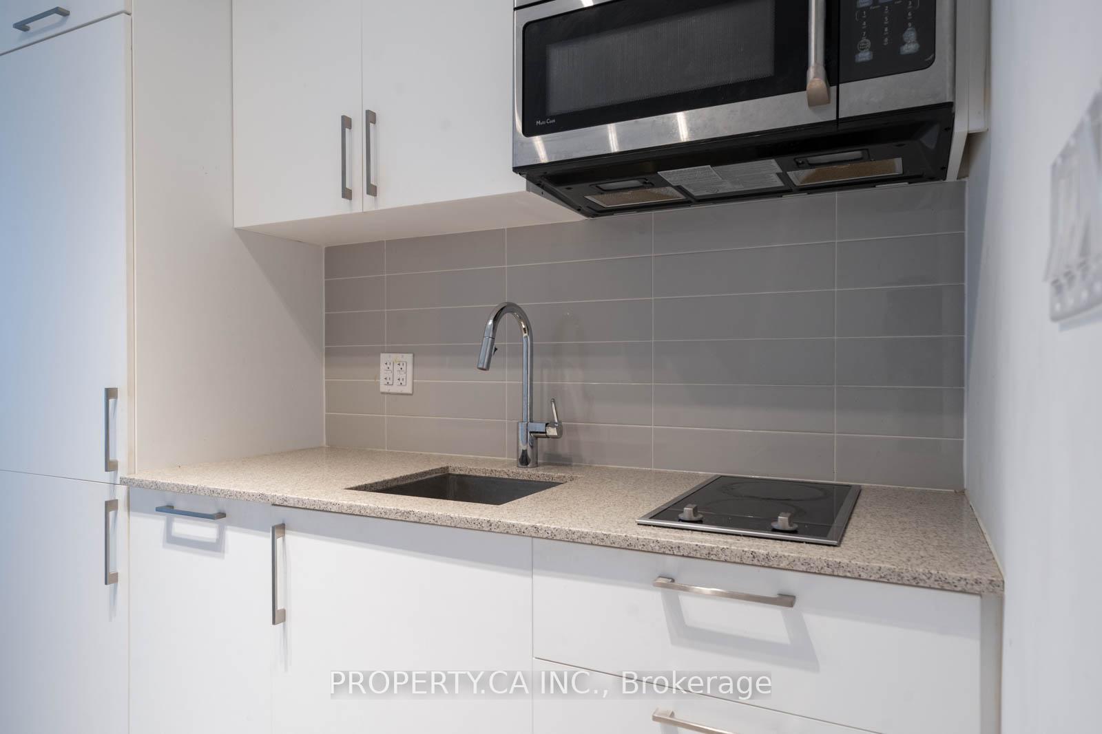 576 Front Street W 319E