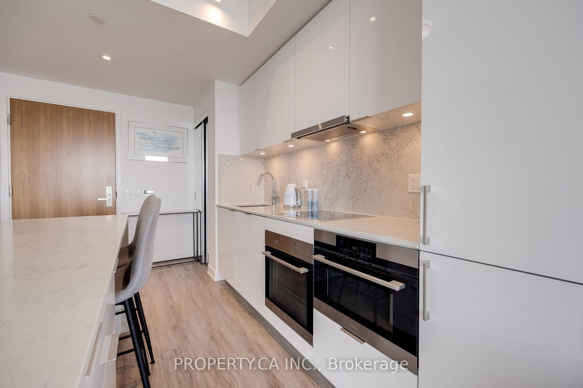 15 Queens Quay E 2203