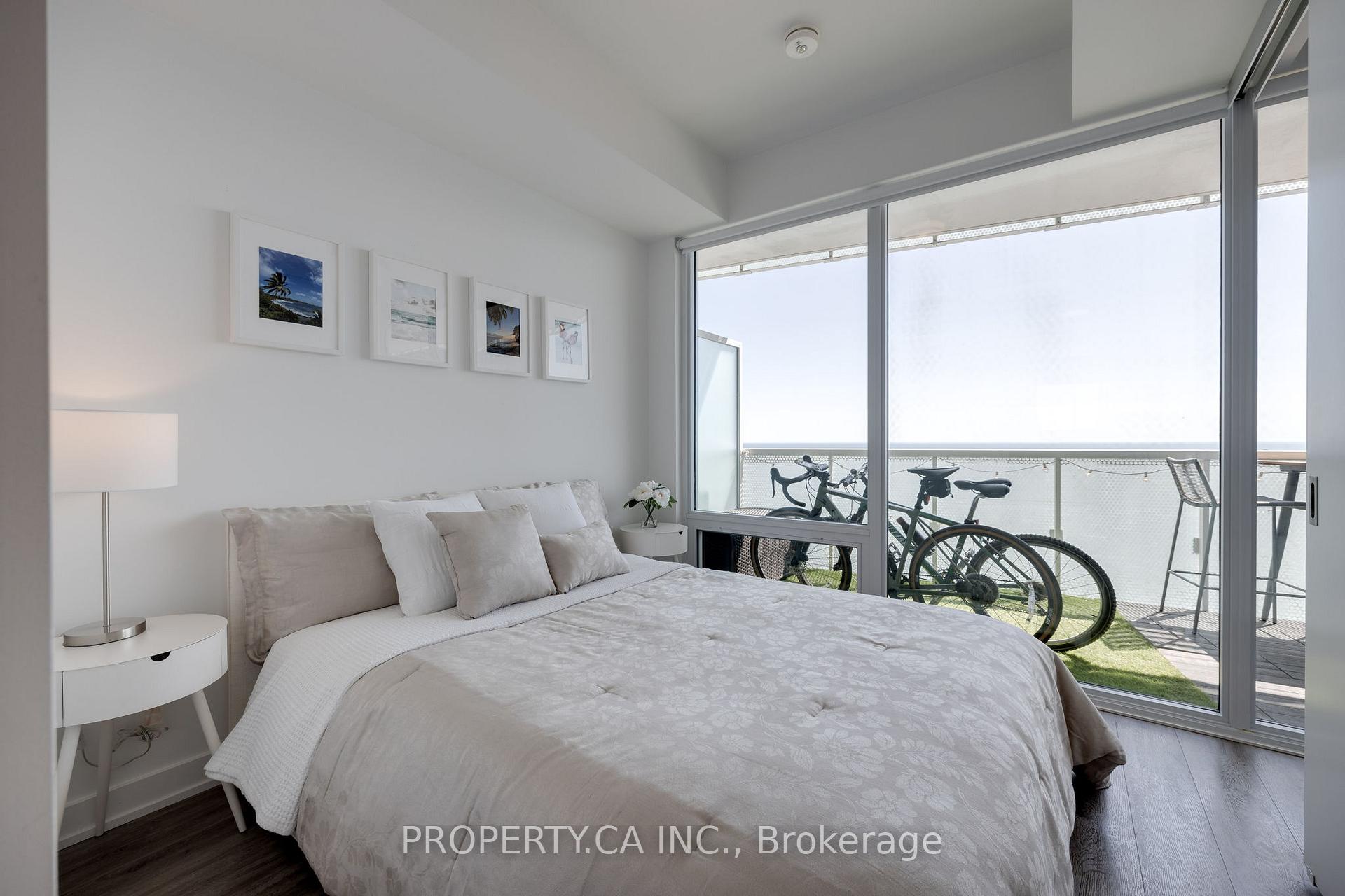 15 Queens Quay E 2203