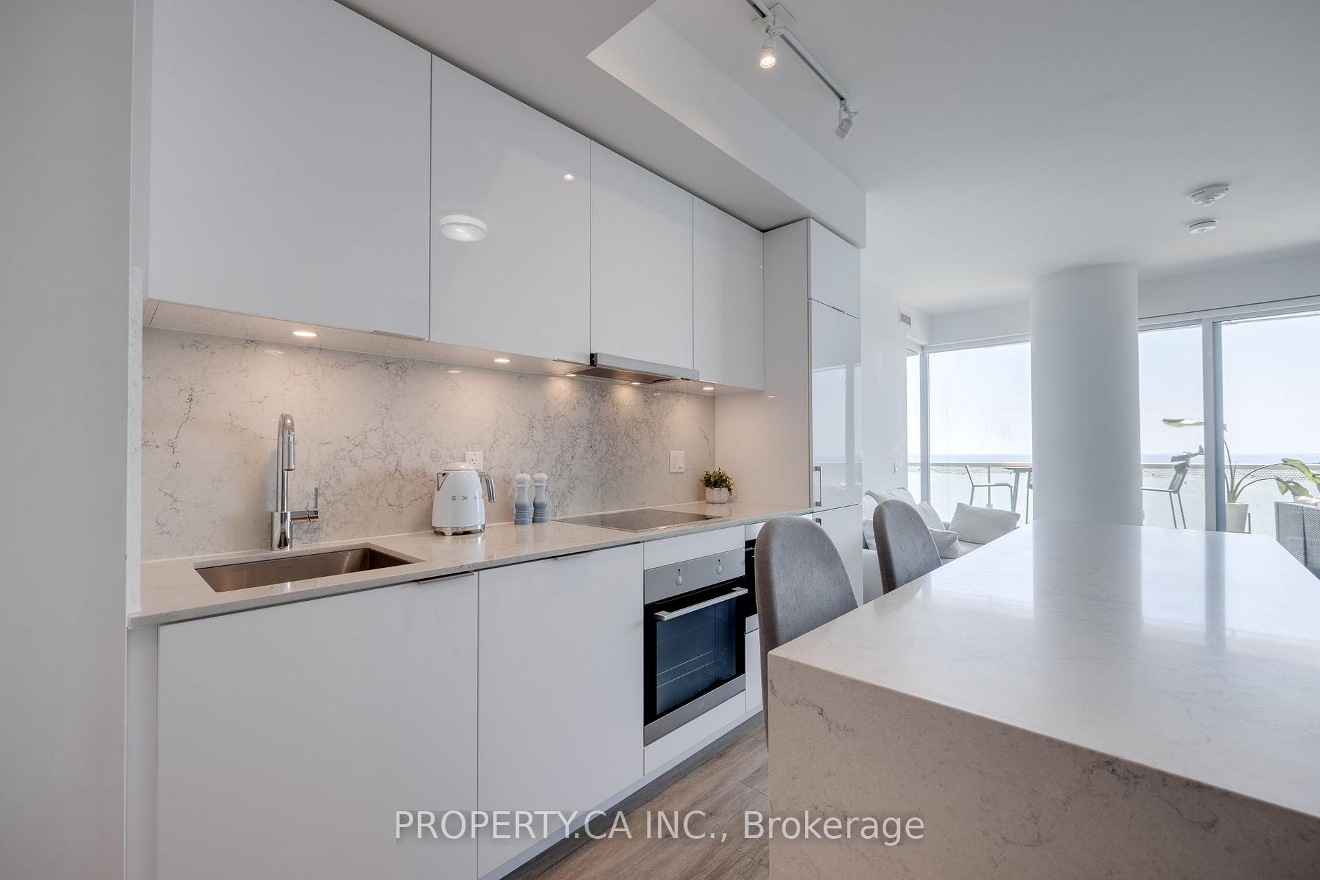 15 Queens Quay E 2203