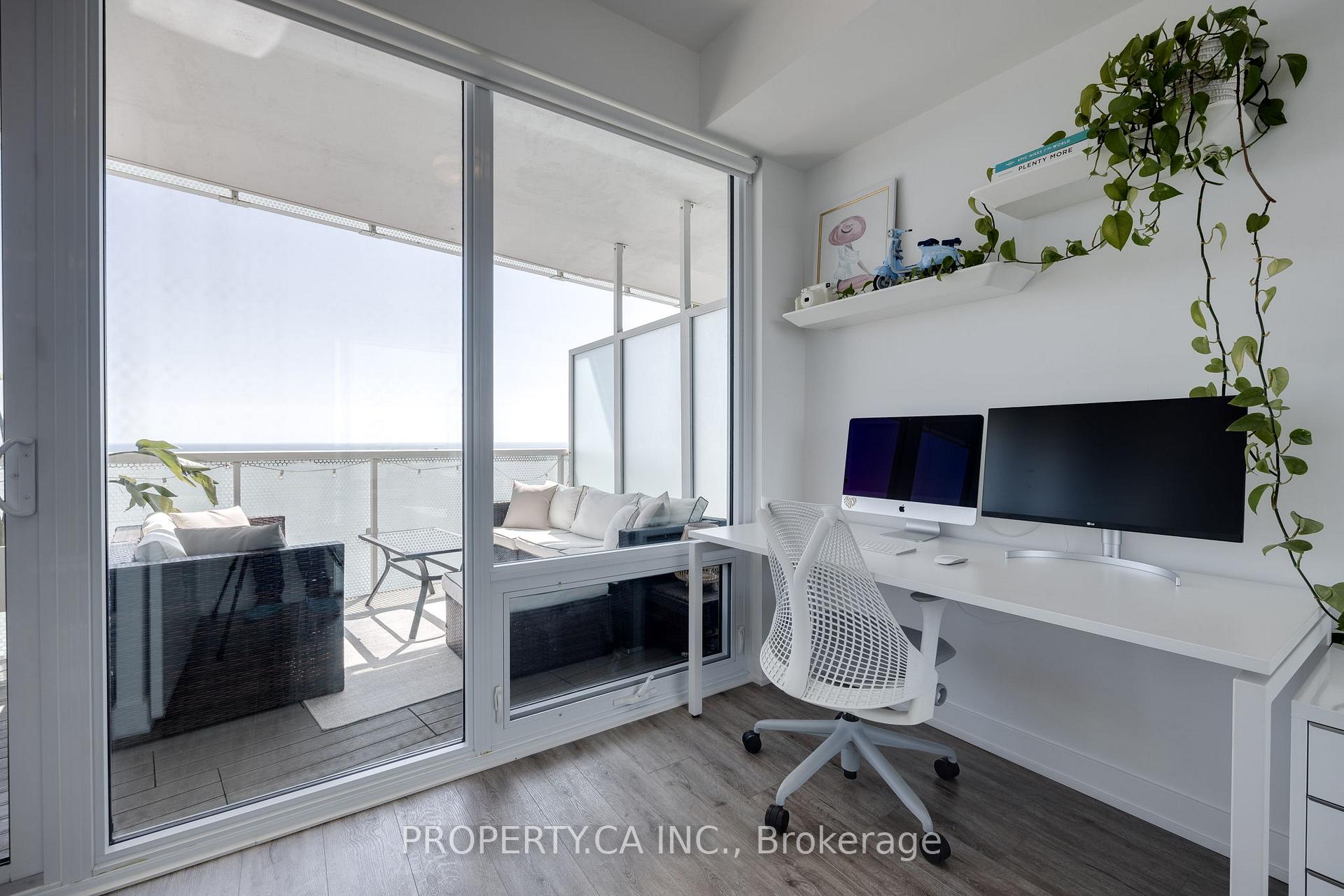 15 Queens Quay E 2203