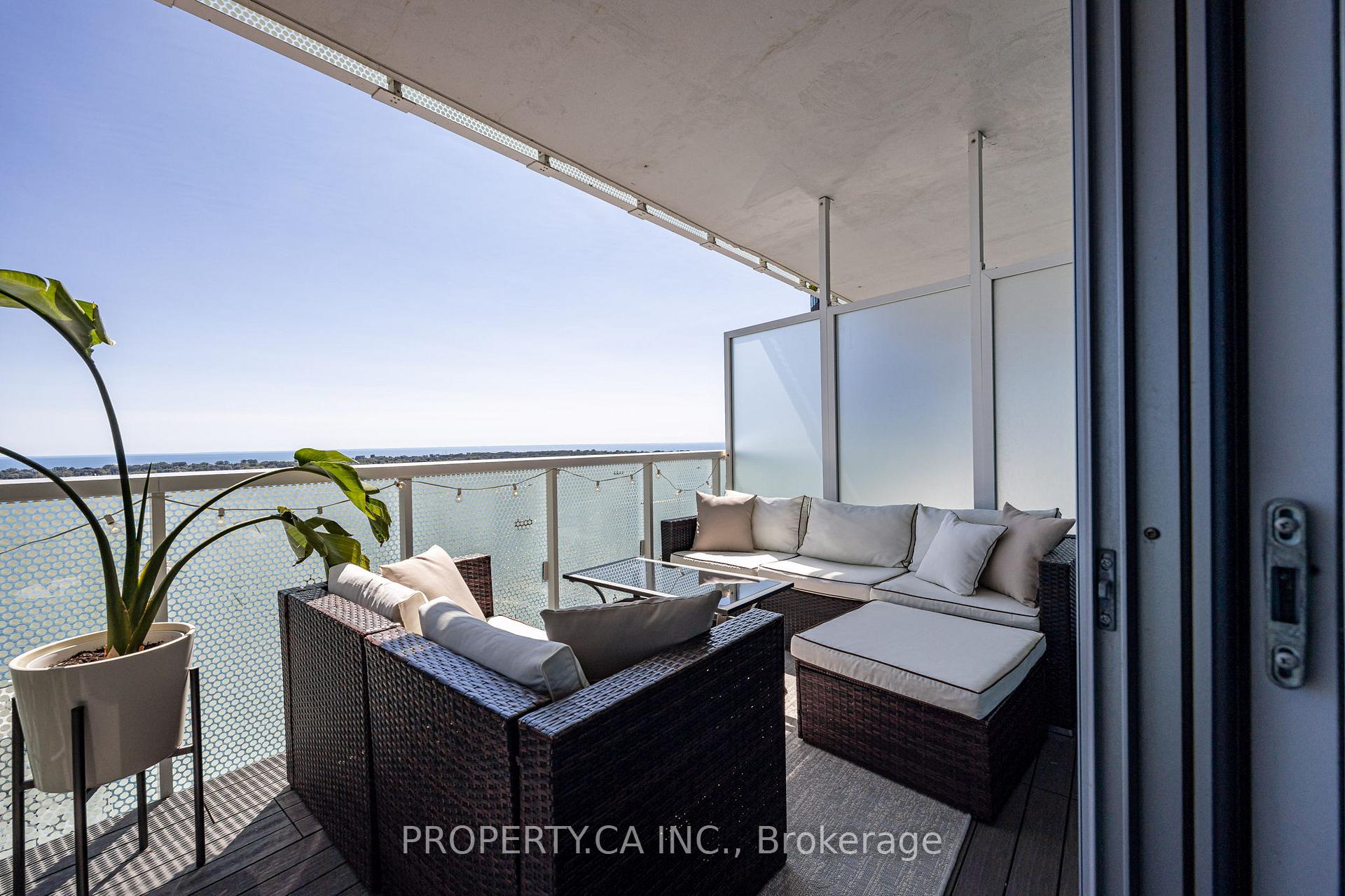 15 Queens Quay E 2203