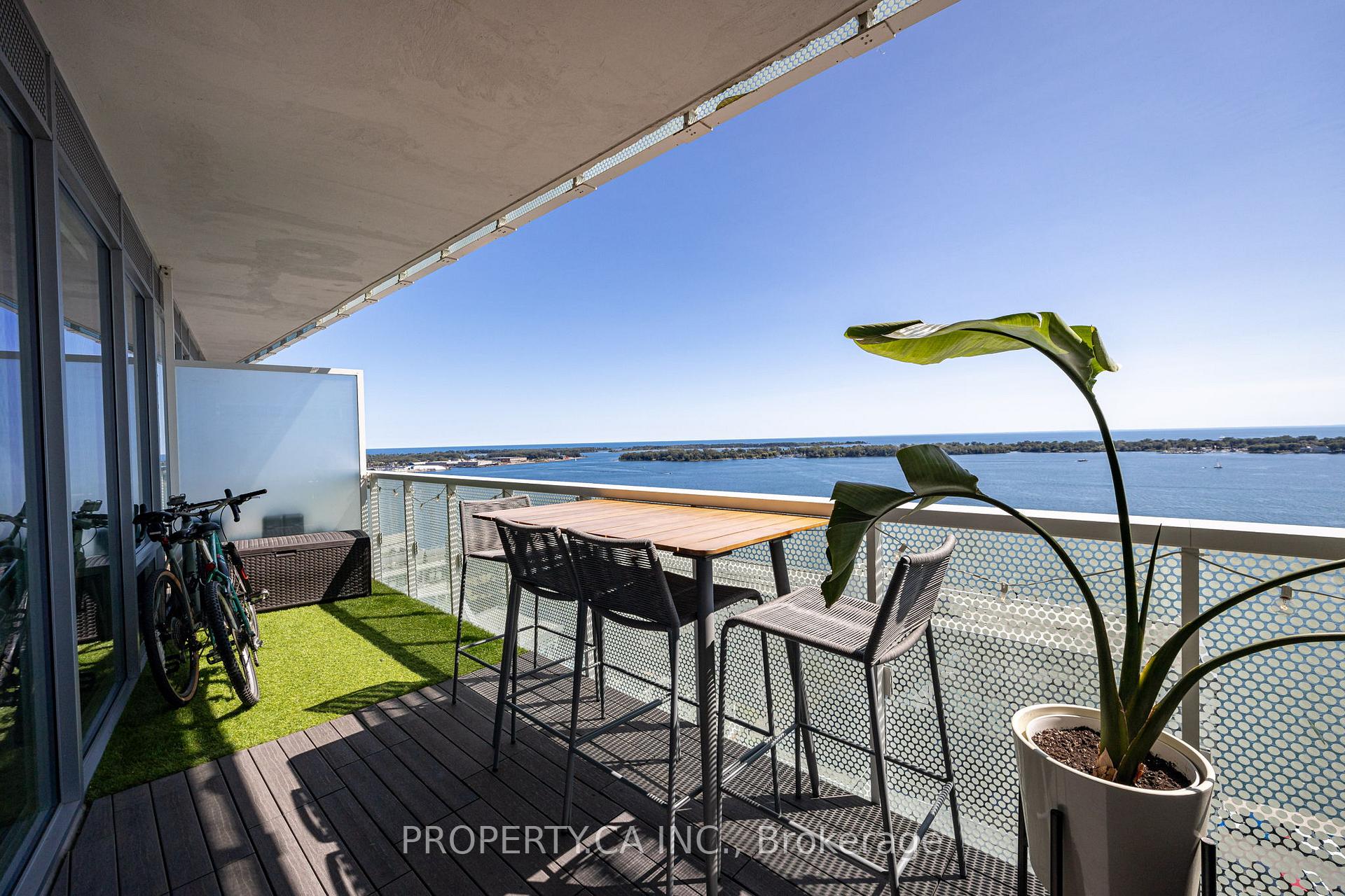 15 Queens Quay E 2203