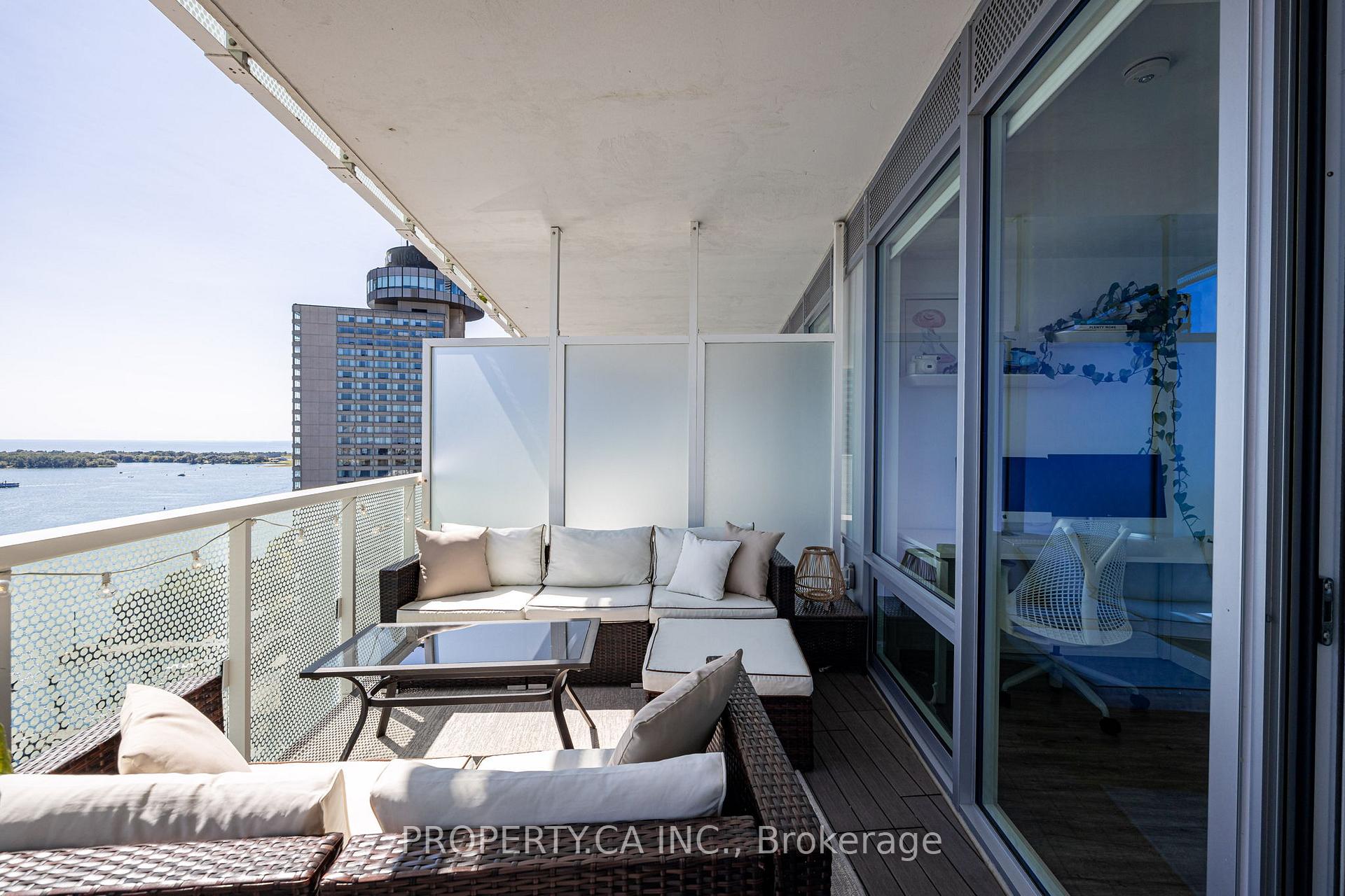 15 Queens Quay E 2203