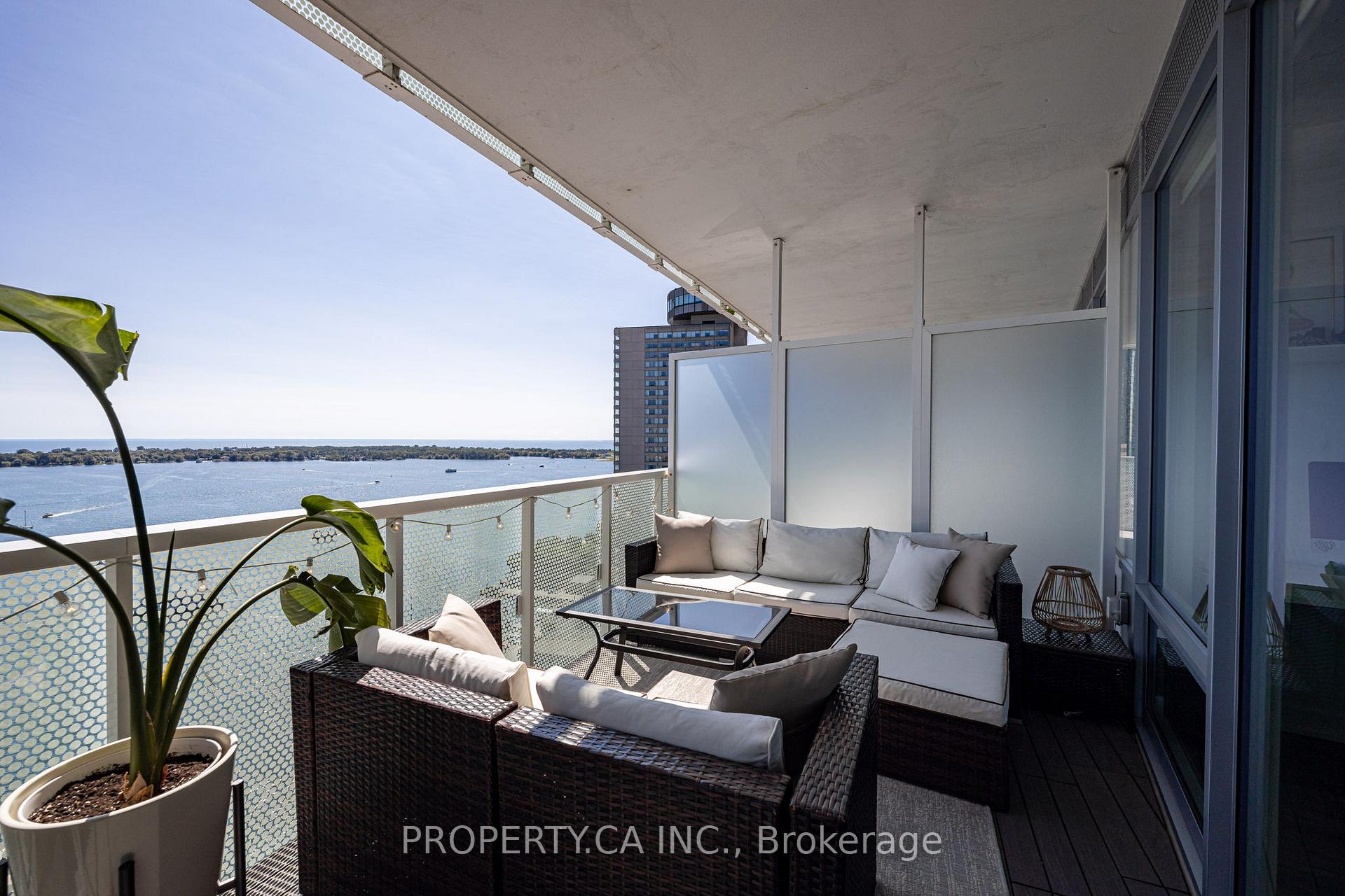 15 Queens Quay E 2203