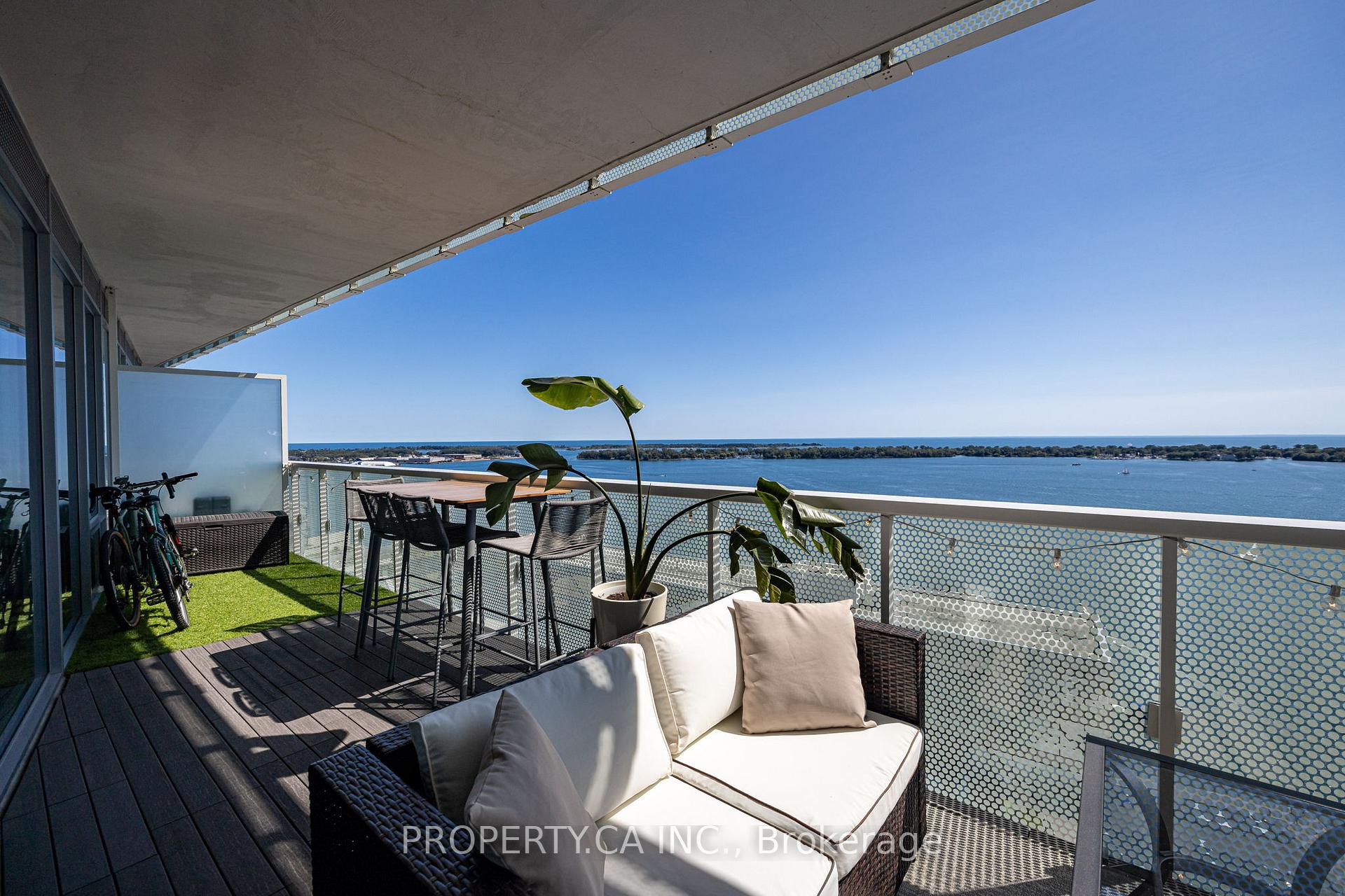 15 Queens Quay E 2203