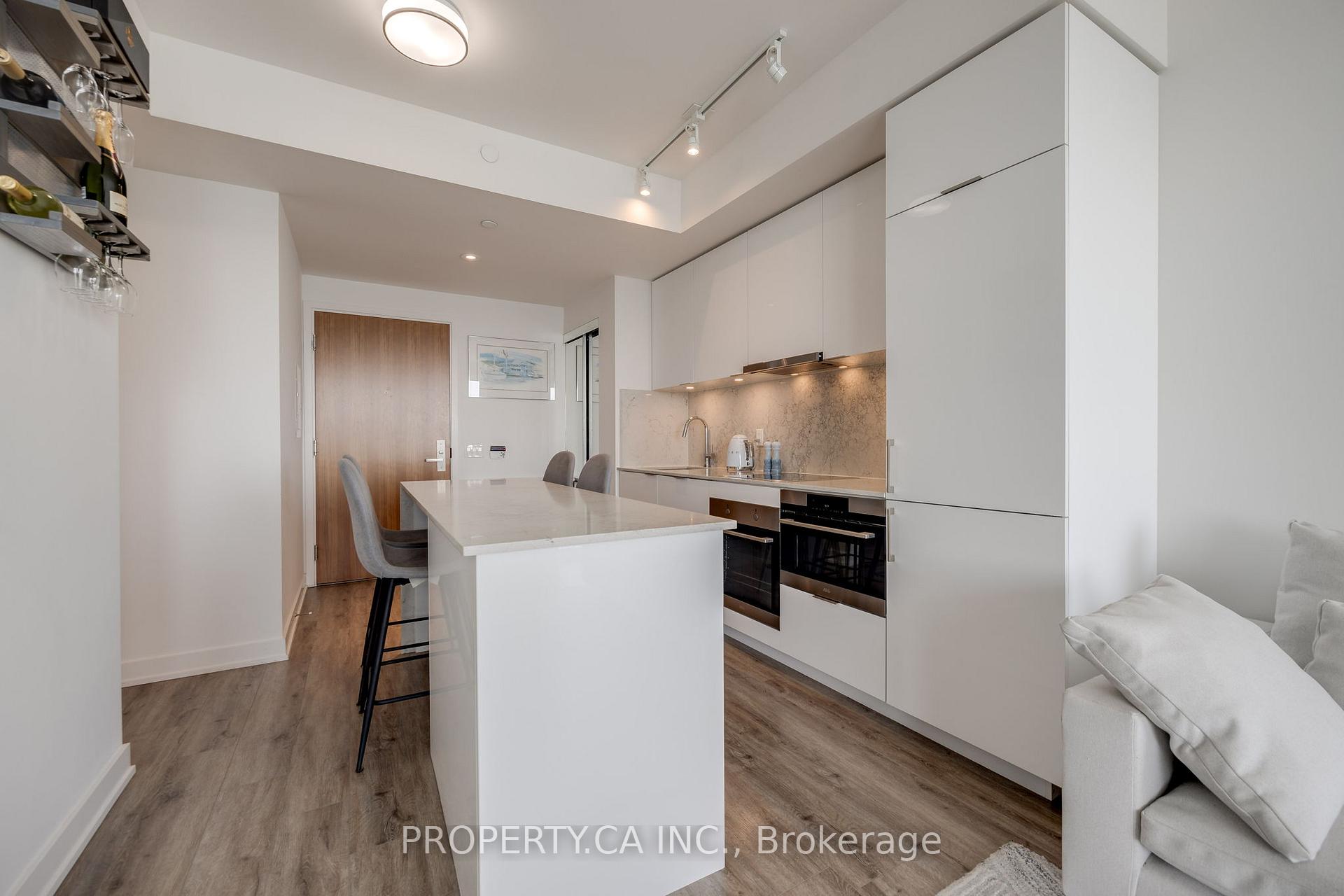 15 Queens Quay E 2203