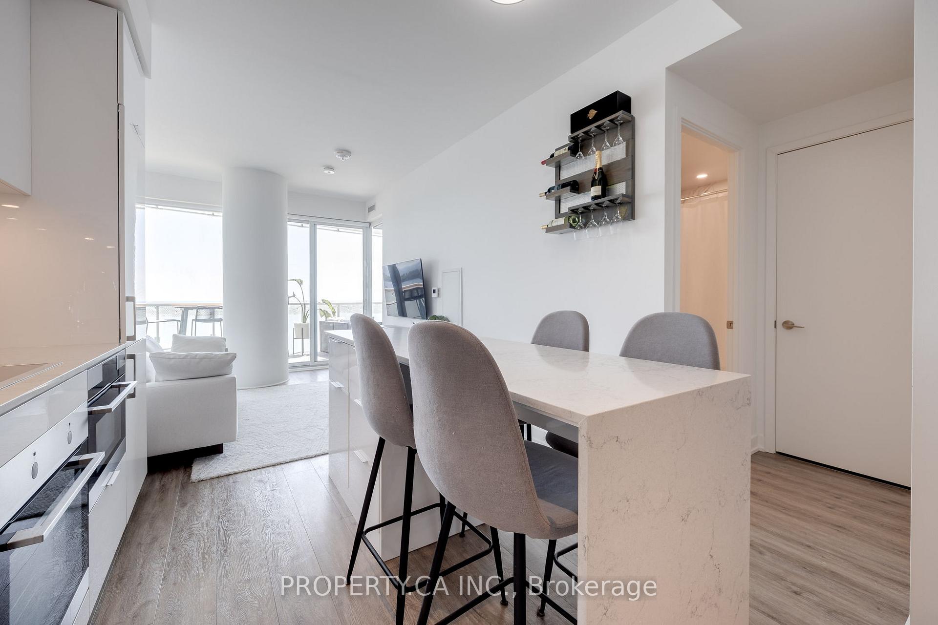 15 Queens Quay E 2203