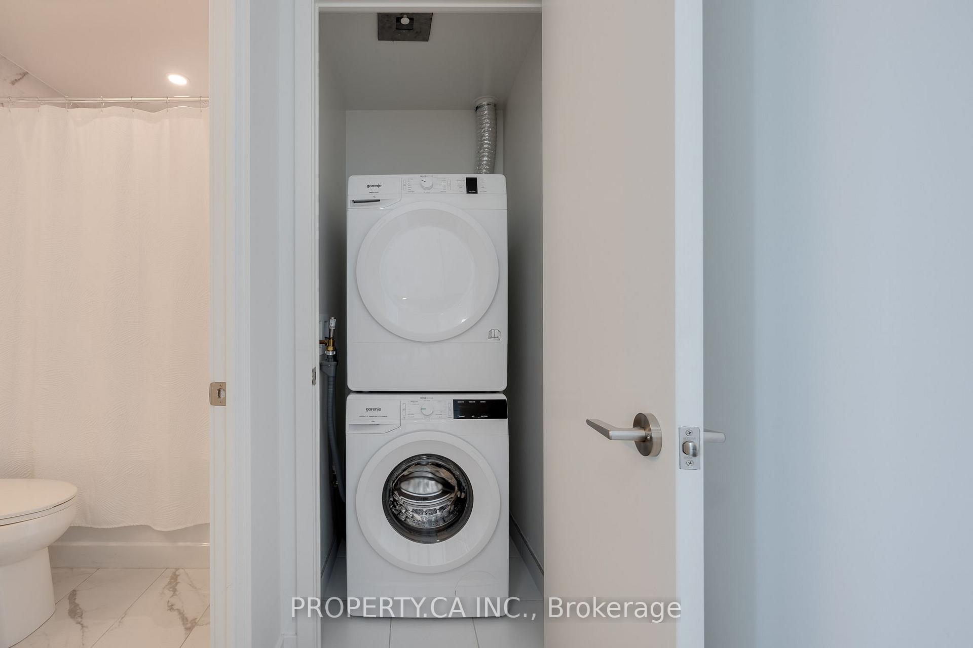 15 Queens Quay E 2203
